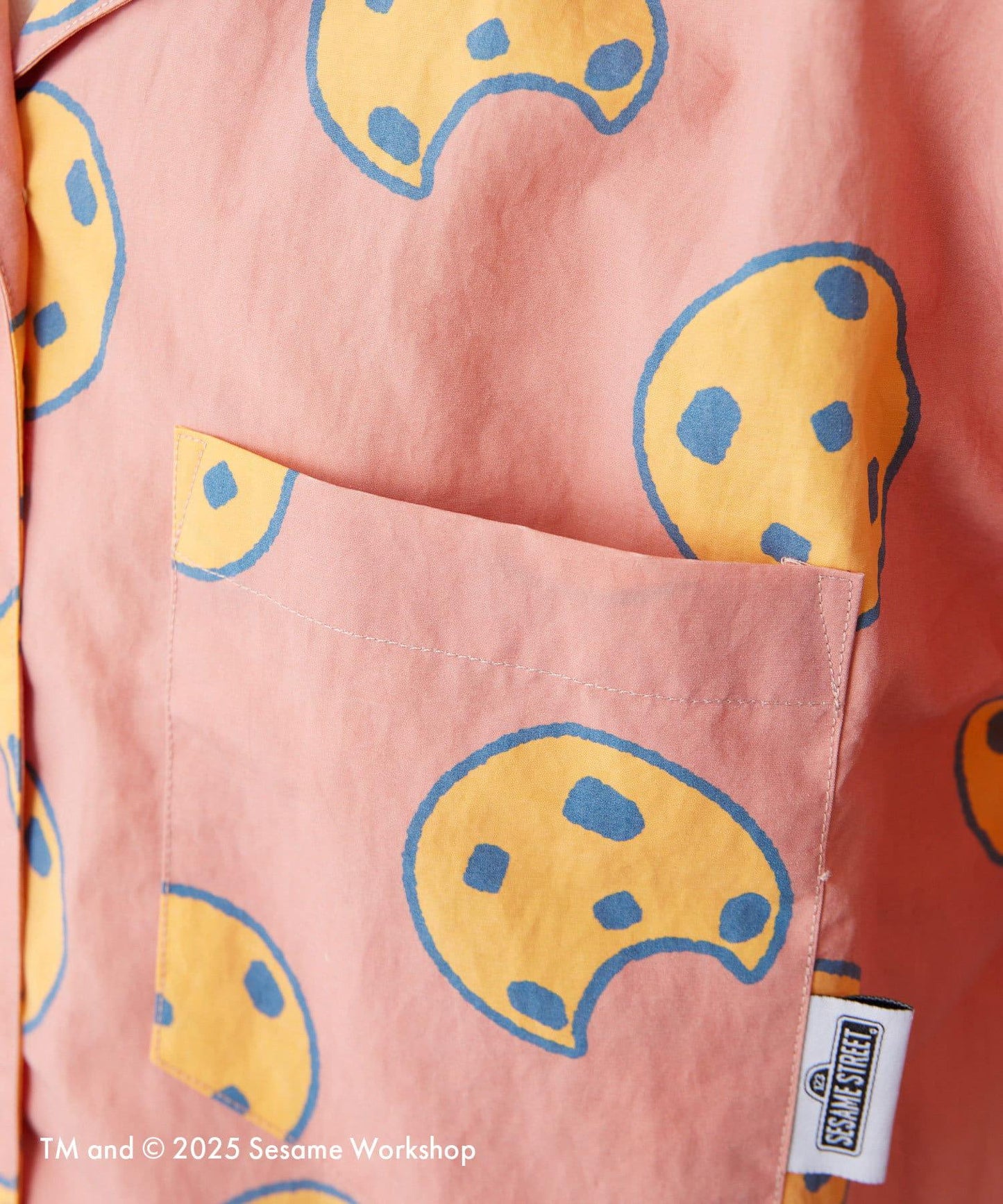 【SESAME STREET】防潑水聯名餅乾圖案短袖襯衫