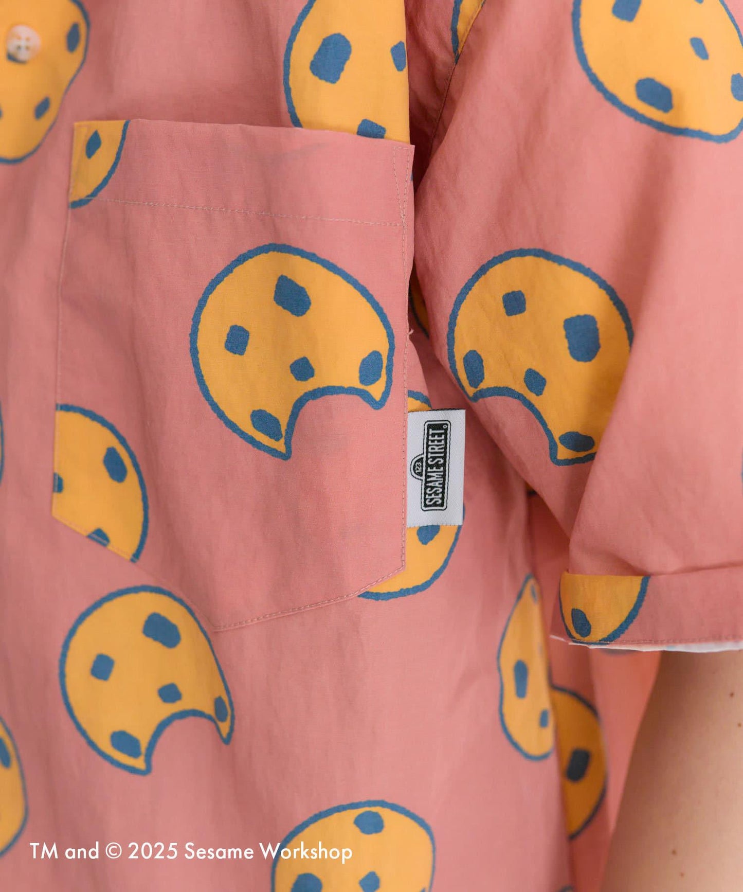 【SESAME STREET】防潑水聯名餅乾圖案短袖襯衫