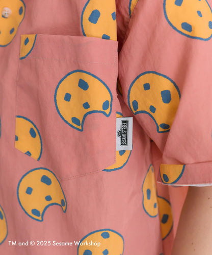 【SESAME STREET】防潑水聯名餅乾圖案短袖襯衫