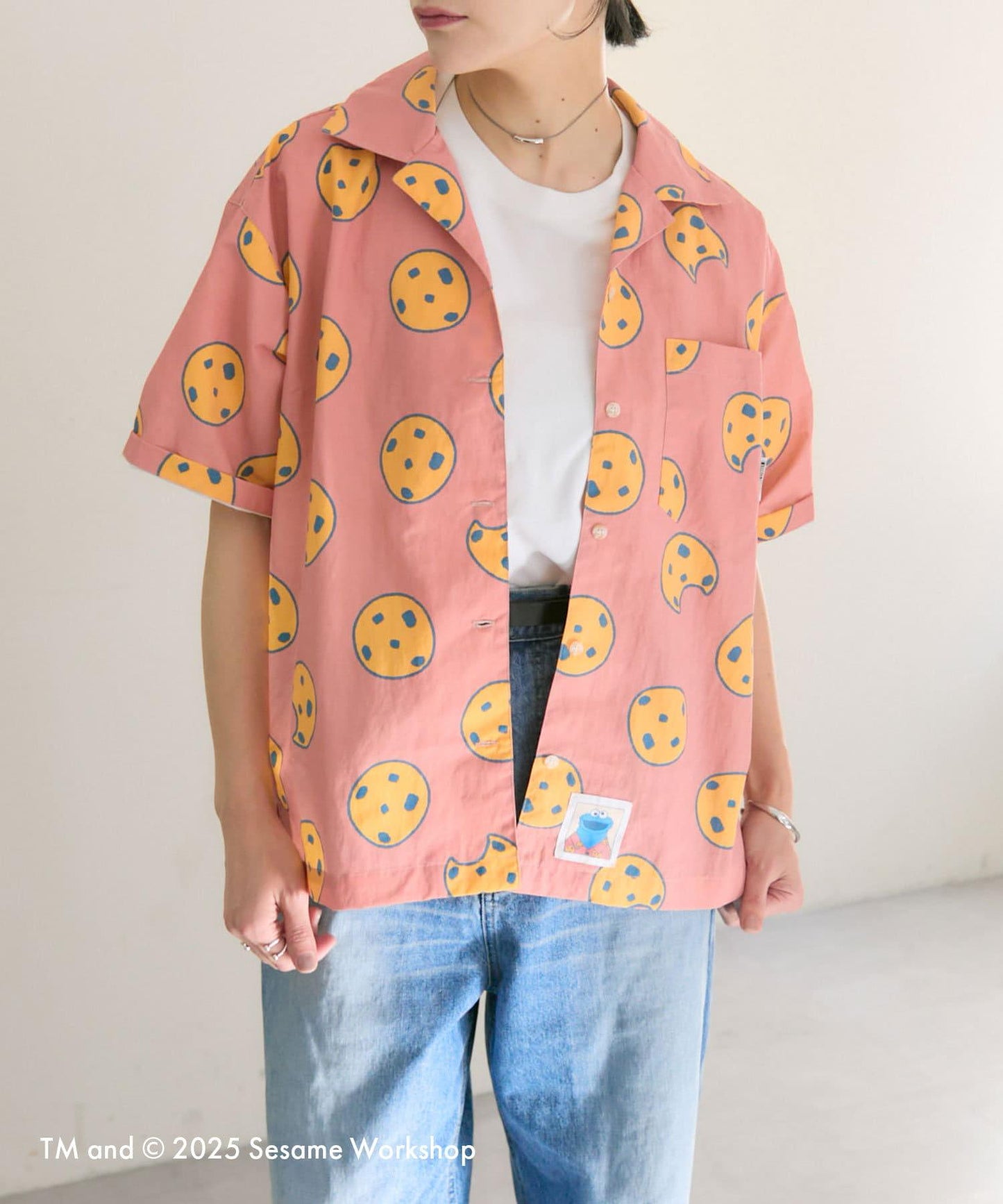 【SESAME STREET】防潑水聯名餅乾圖案短袖襯衫