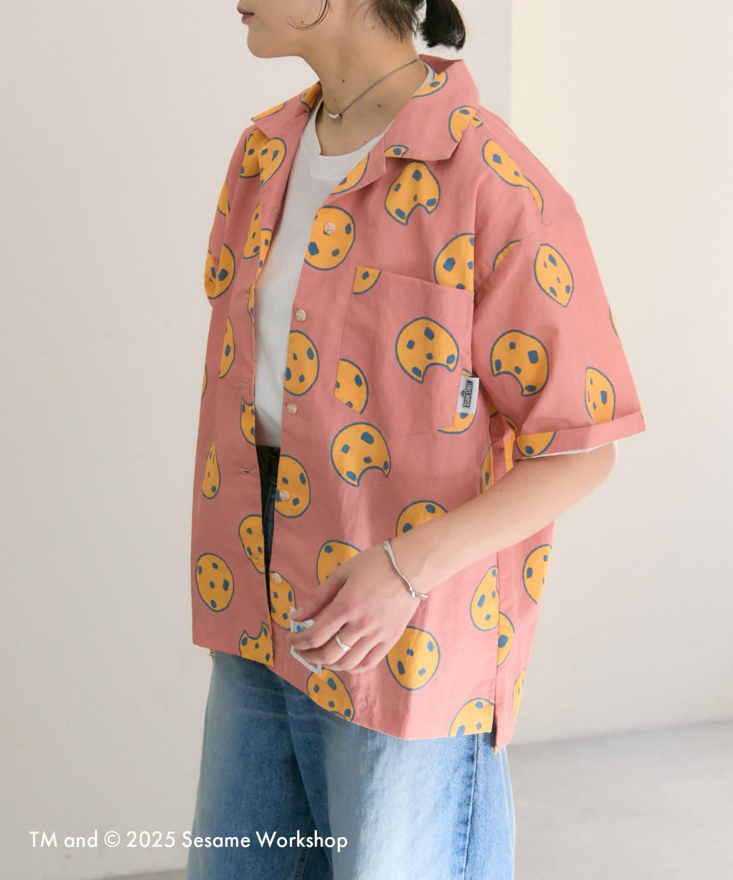 【SESAME STREET】防潑水聯名餅乾圖案短袖襯衫