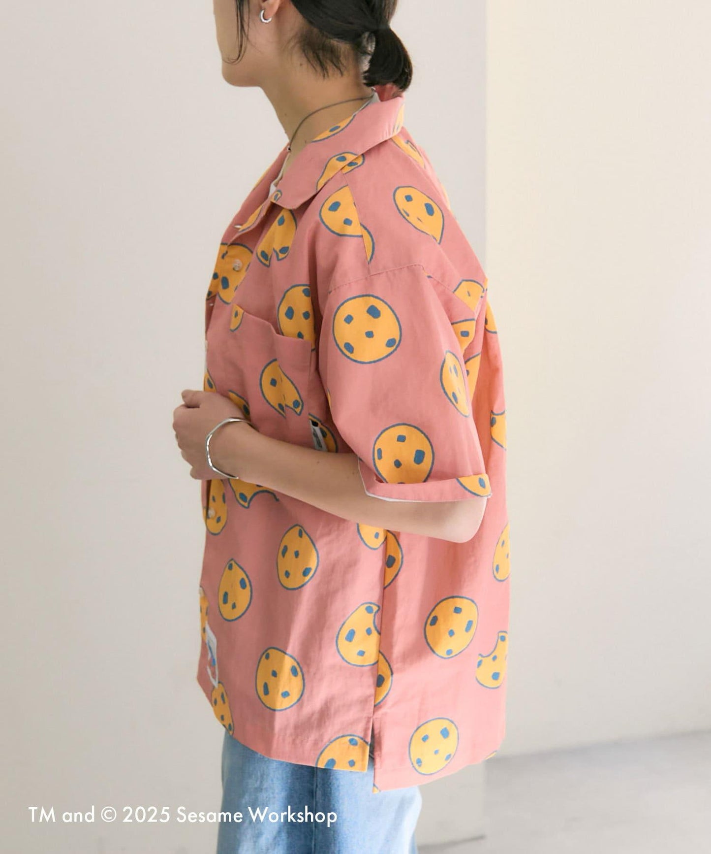 【SESAME STREET】防潑水聯名餅乾圖案短袖襯衫