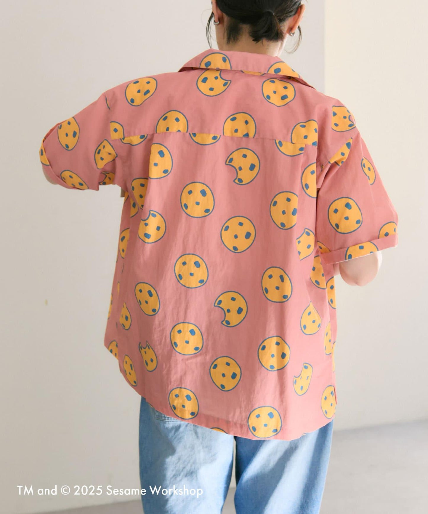 【SESAME STREET】防潑水聯名餅乾圖案短袖襯衫