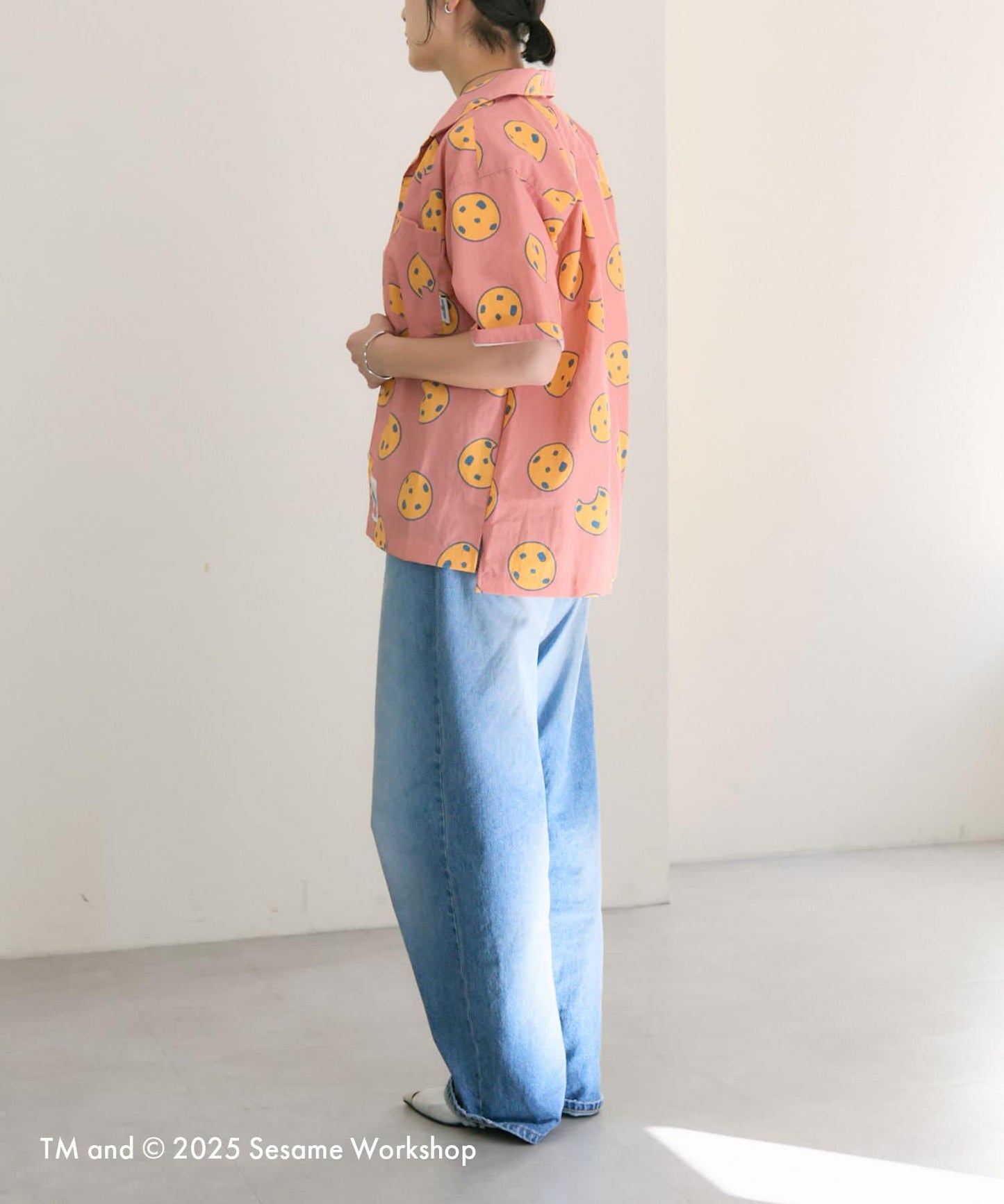 【SESAME STREET】防潑水聯名餅乾圖案短袖襯衫