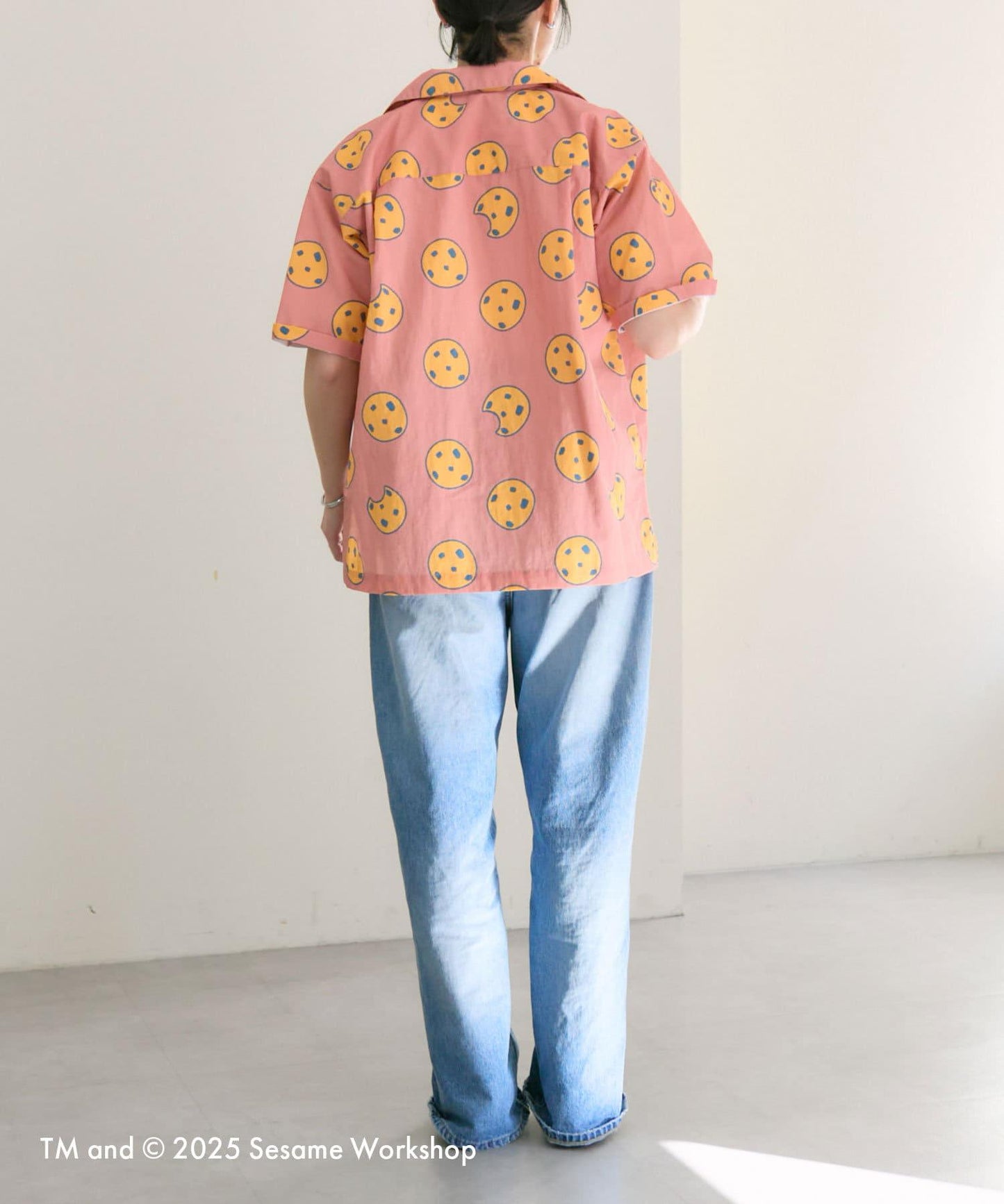 【SESAME STREET】防潑水聯名餅乾圖案短袖襯衫