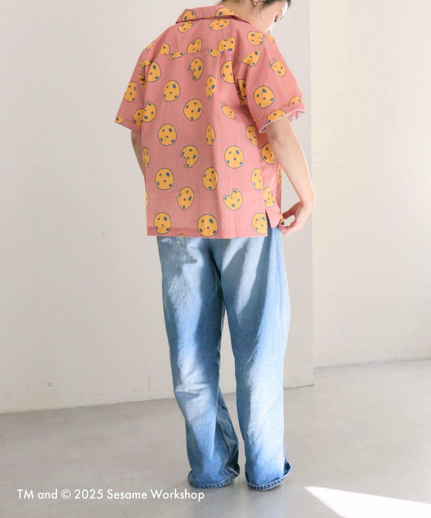 【SESAME STREET】防潑水聯名餅乾圖案短袖襯衫