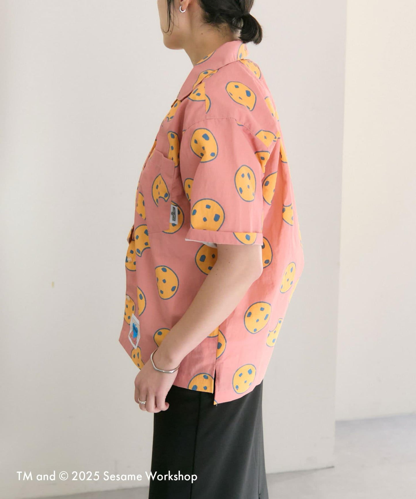 【SESAME STREET】防潑水聯名餅乾圖案短袖襯衫
