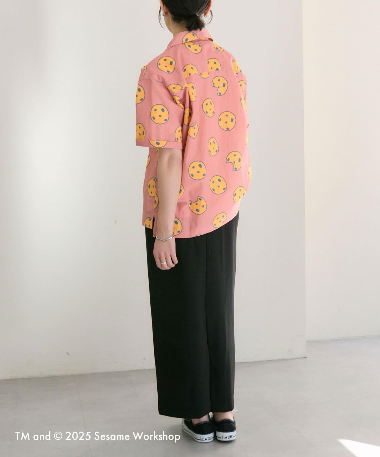 【SESAME STREET】防潑水聯名餅乾圖案短袖襯衫