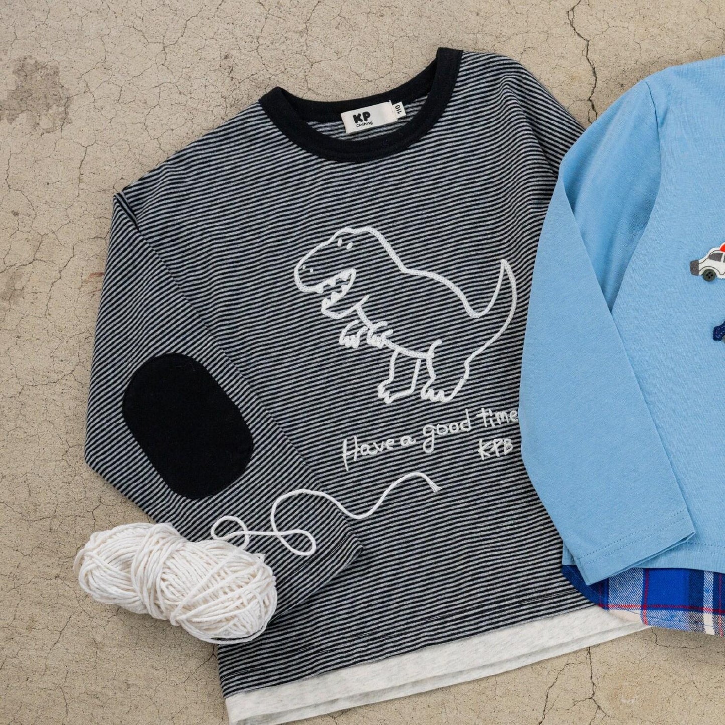 恐龍刺繡×肘部補丁細條紋長袖T恤