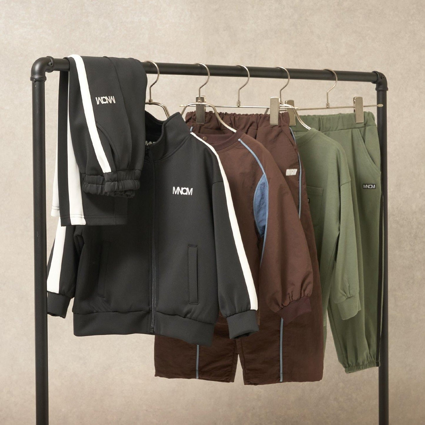 【MNCM】【可成套搭配】側邊條紋運動長褲