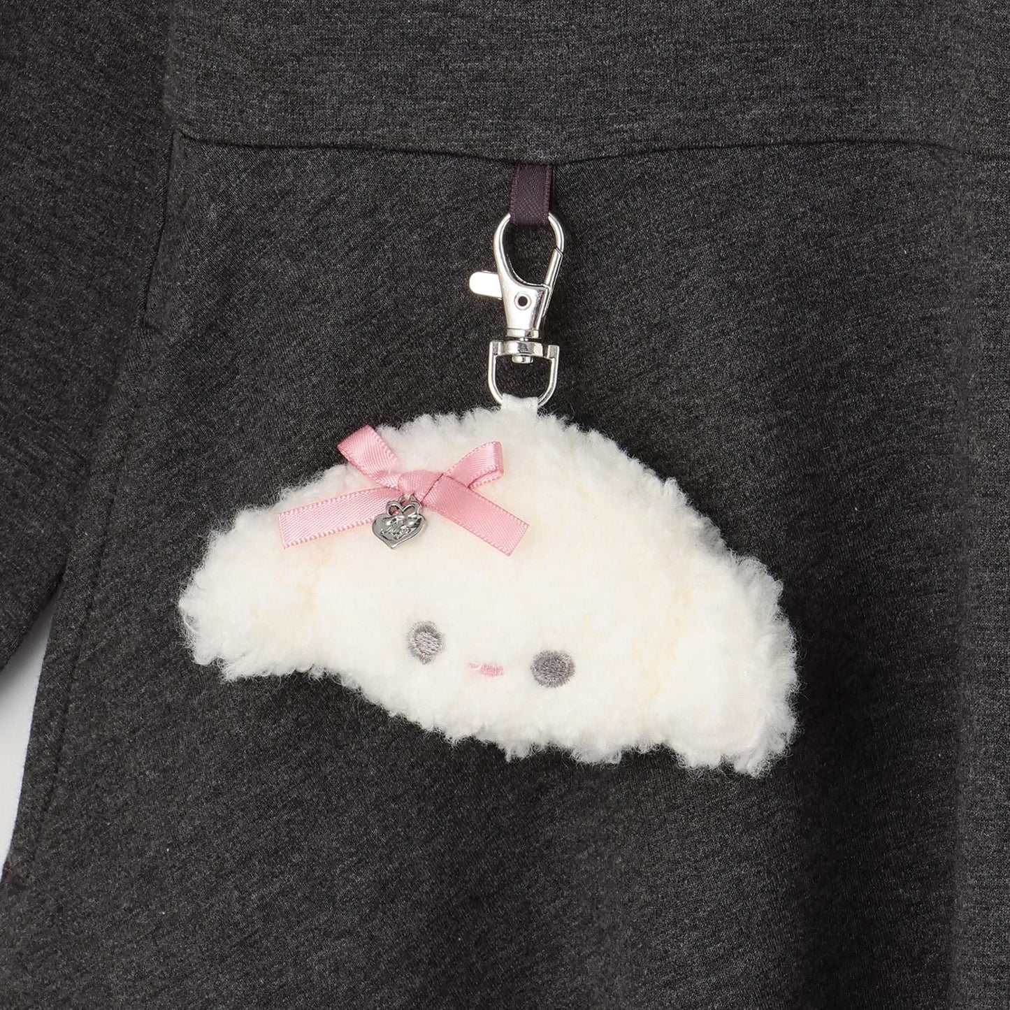 帶貴賓犬掛飾連帽連衣裙