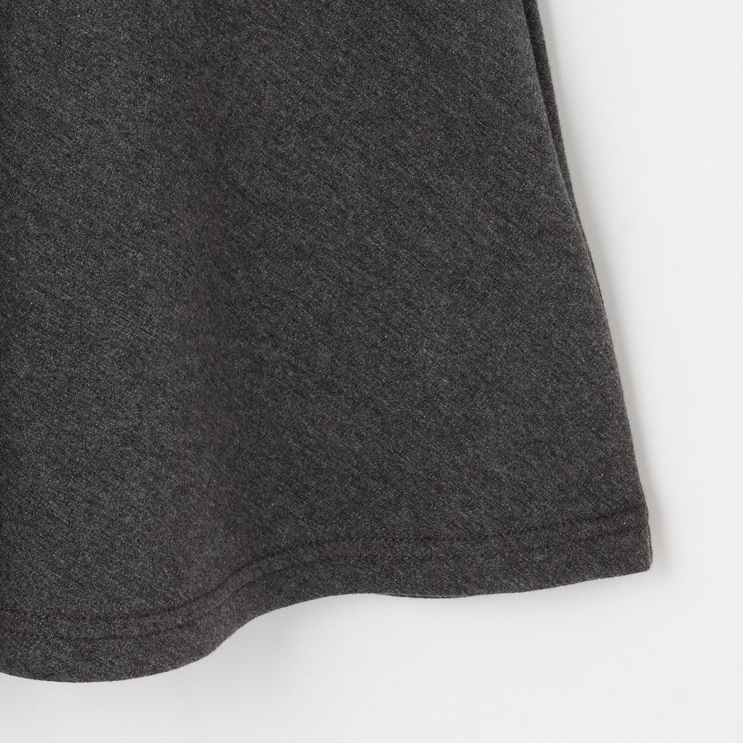 帶貴賓犬掛飾連帽連衣裙