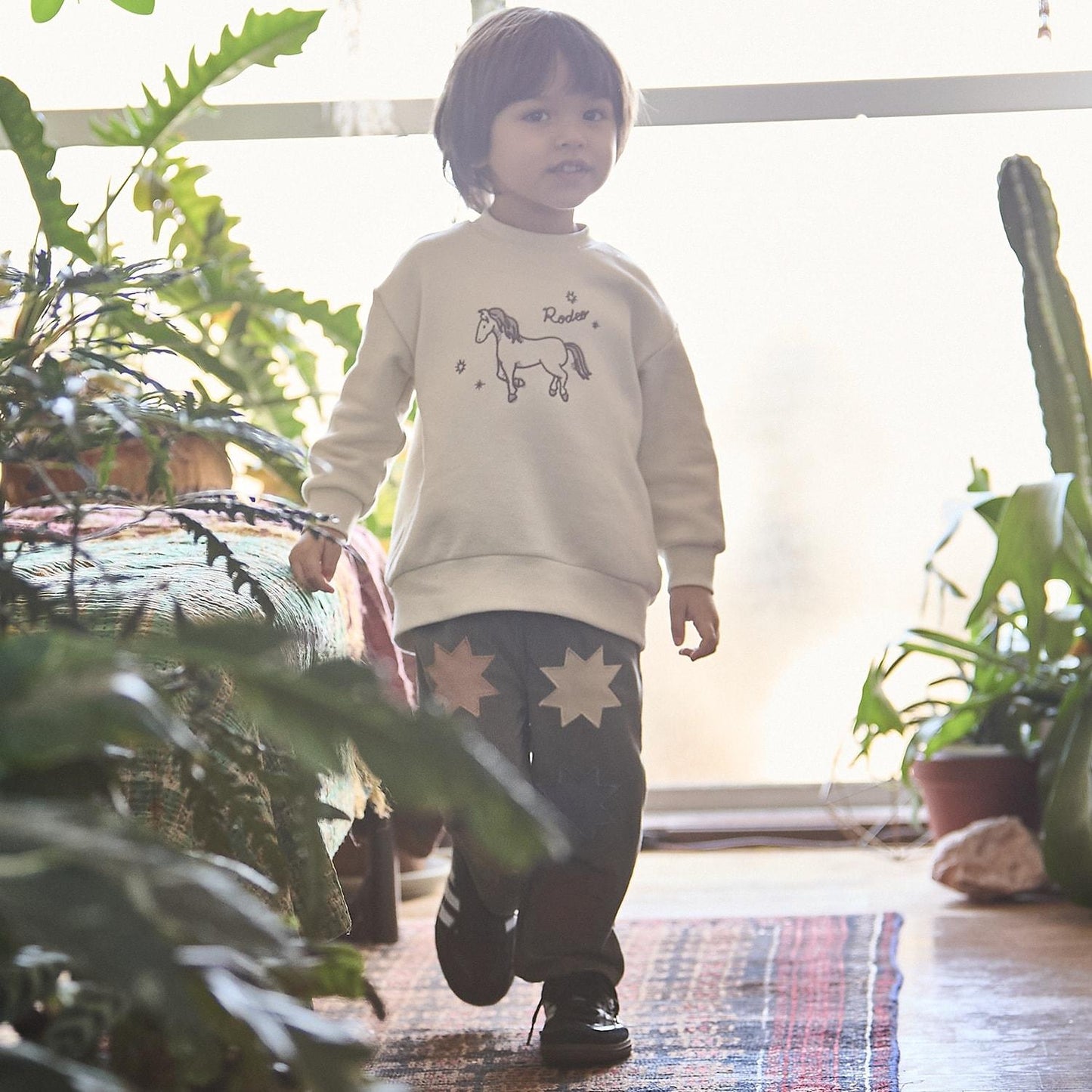 〈フワのびっと〉刺繡拼接衛衣