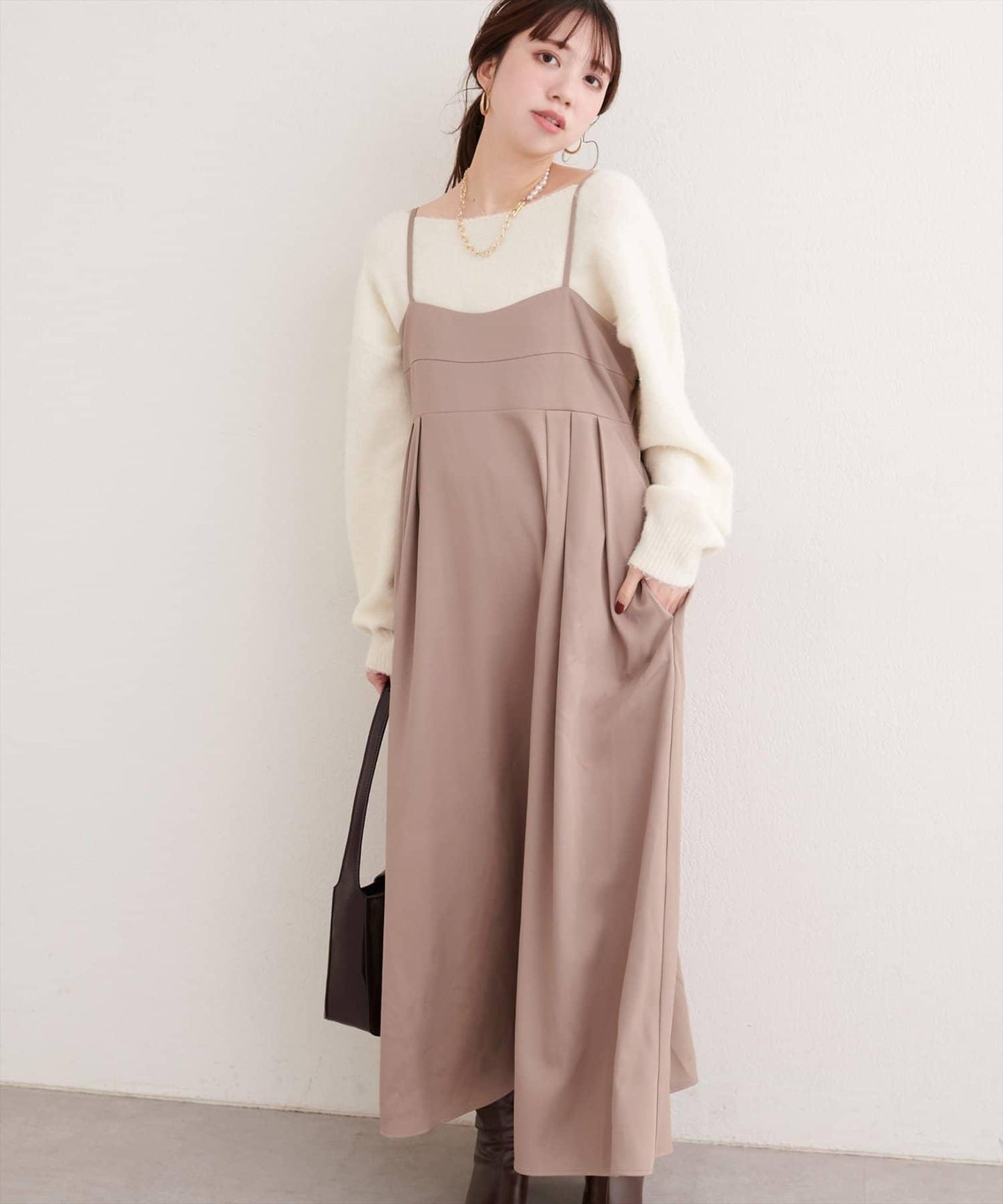 褶皺吊帶連衣裙