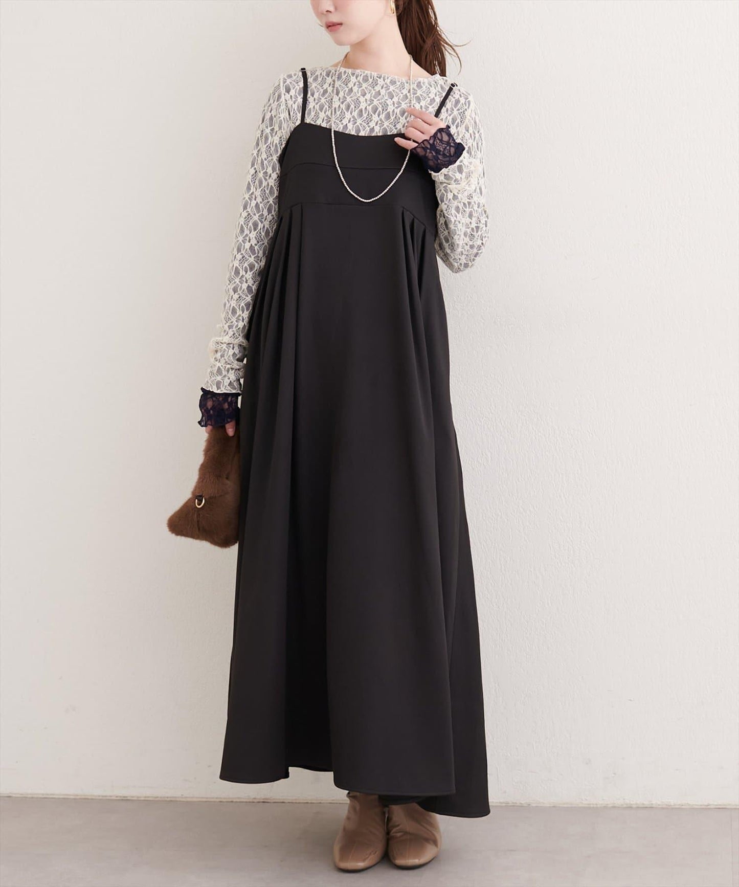 褶皺吊帶連衣裙