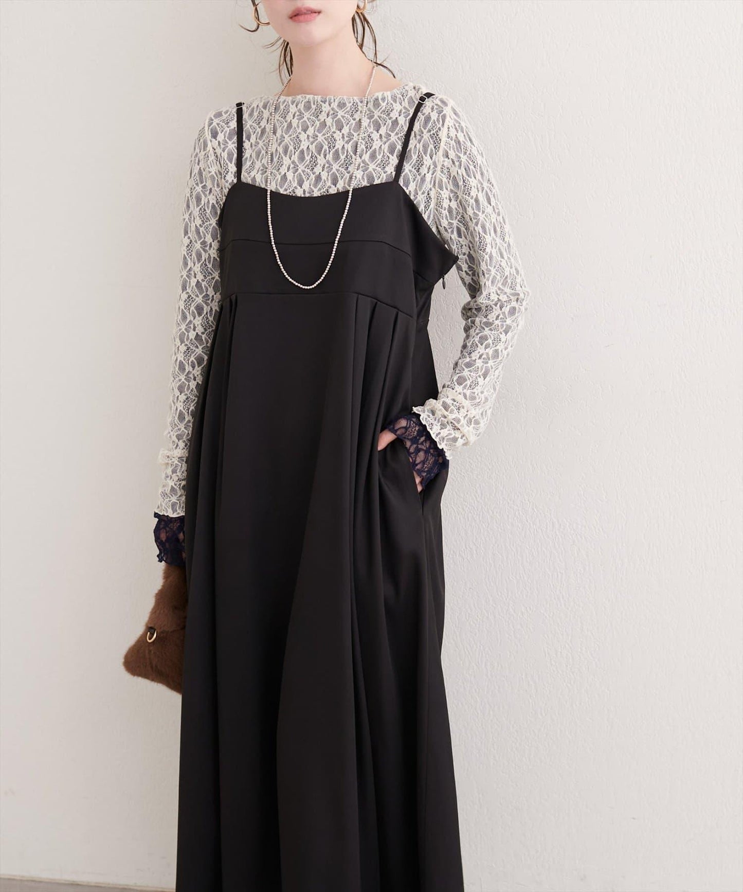 褶皺吊帶連衣裙