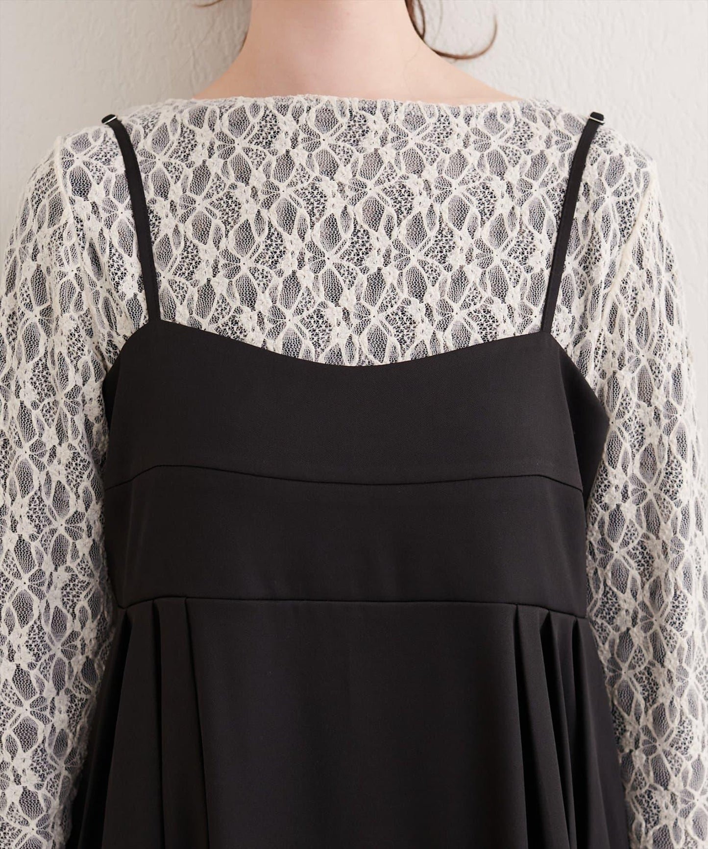 褶皺吊帶連衣裙