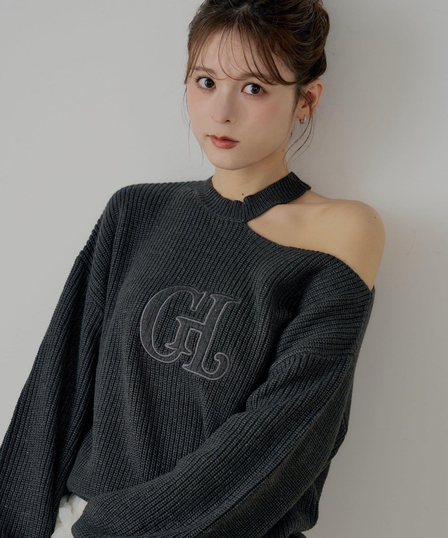 肩部開叉一字肩針織衫