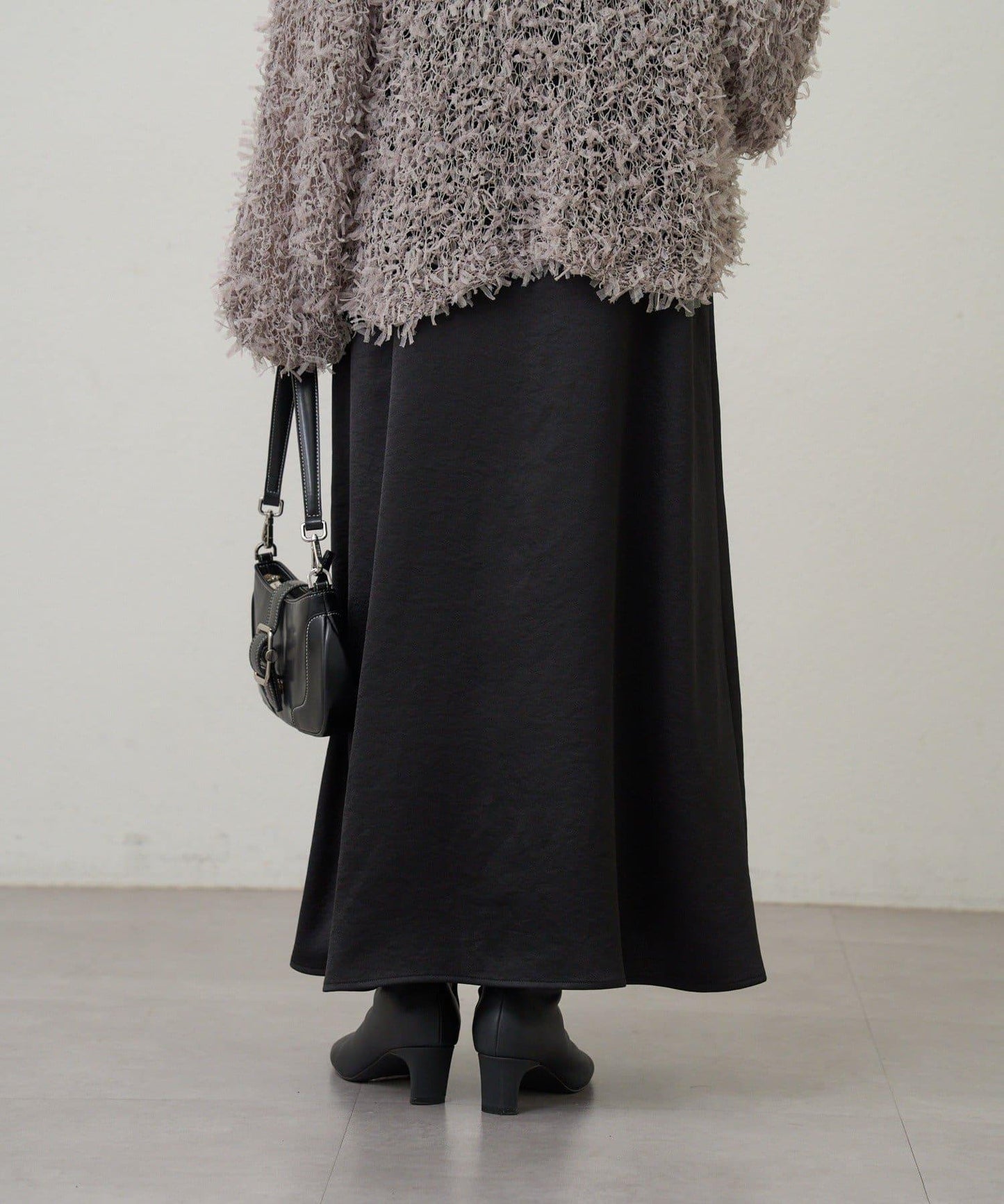 緞面吊帶連衣裙