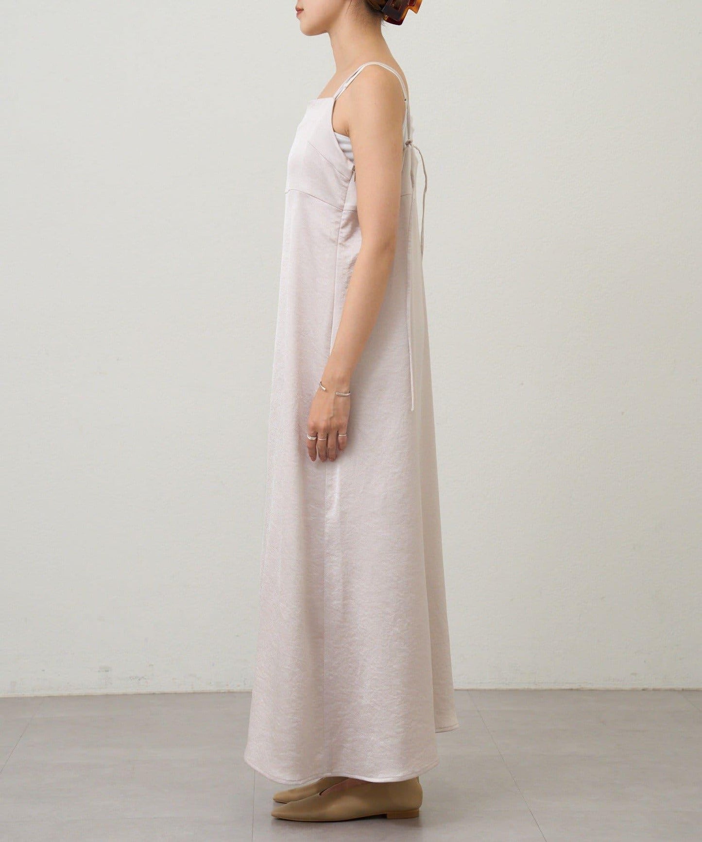 緞面吊帶連衣裙