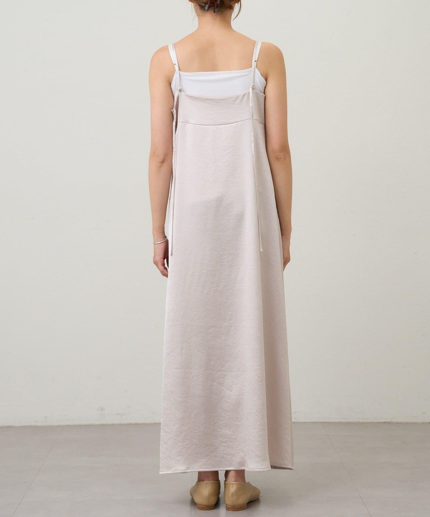 緞面吊帶連衣裙