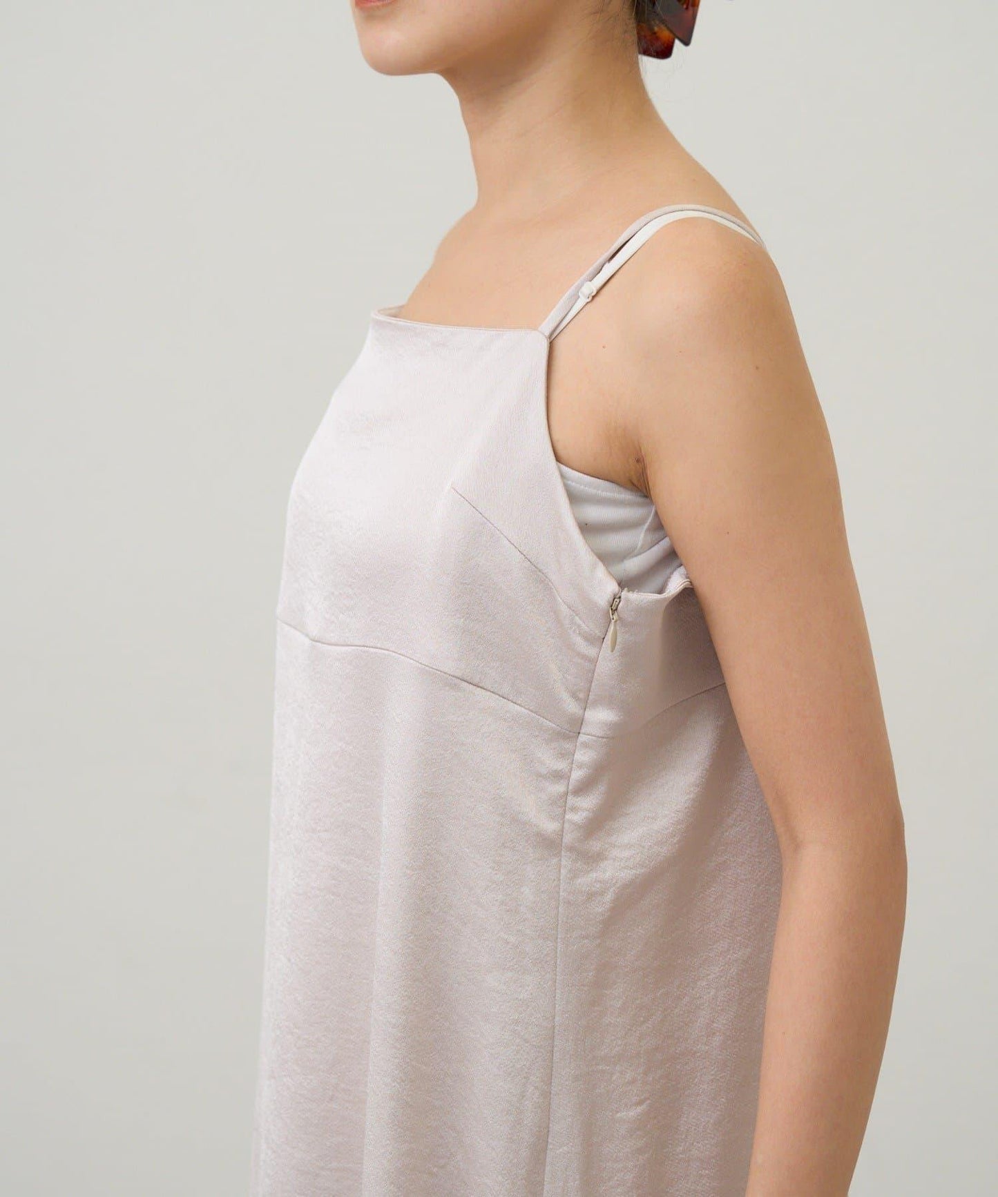 緞面吊帶連衣裙