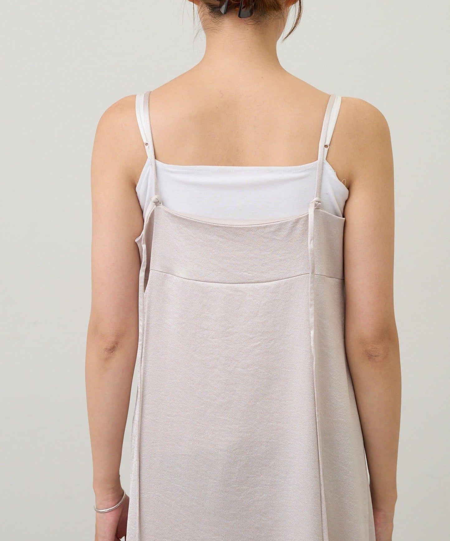 緞面吊帶連衣裙