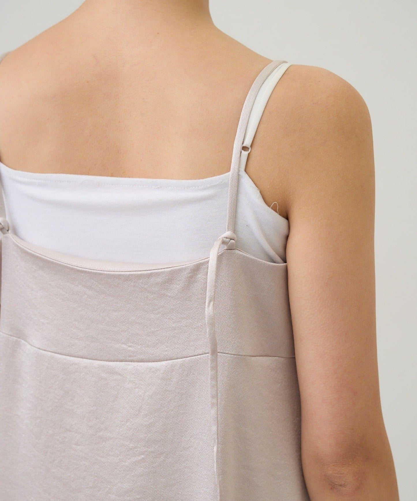 緞面吊帶連衣裙