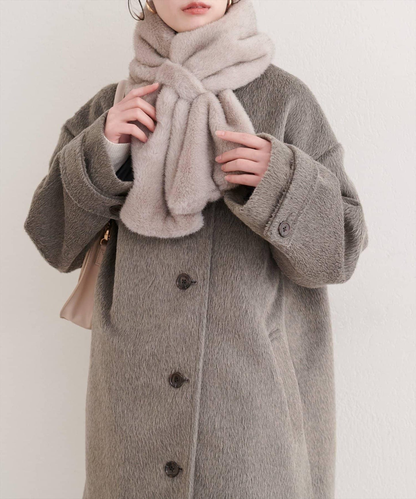 帶圍巾大衣