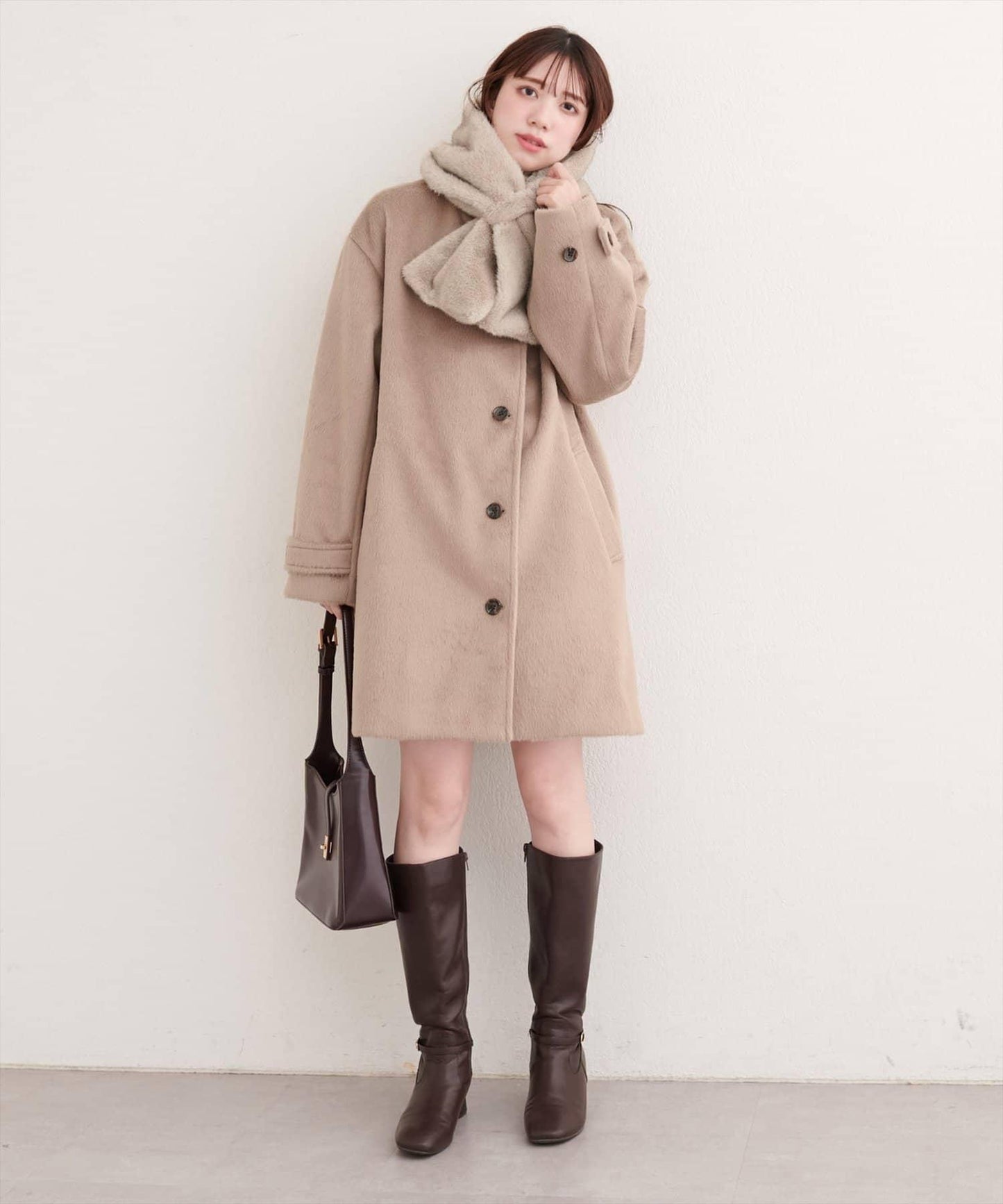 帶圍巾大衣