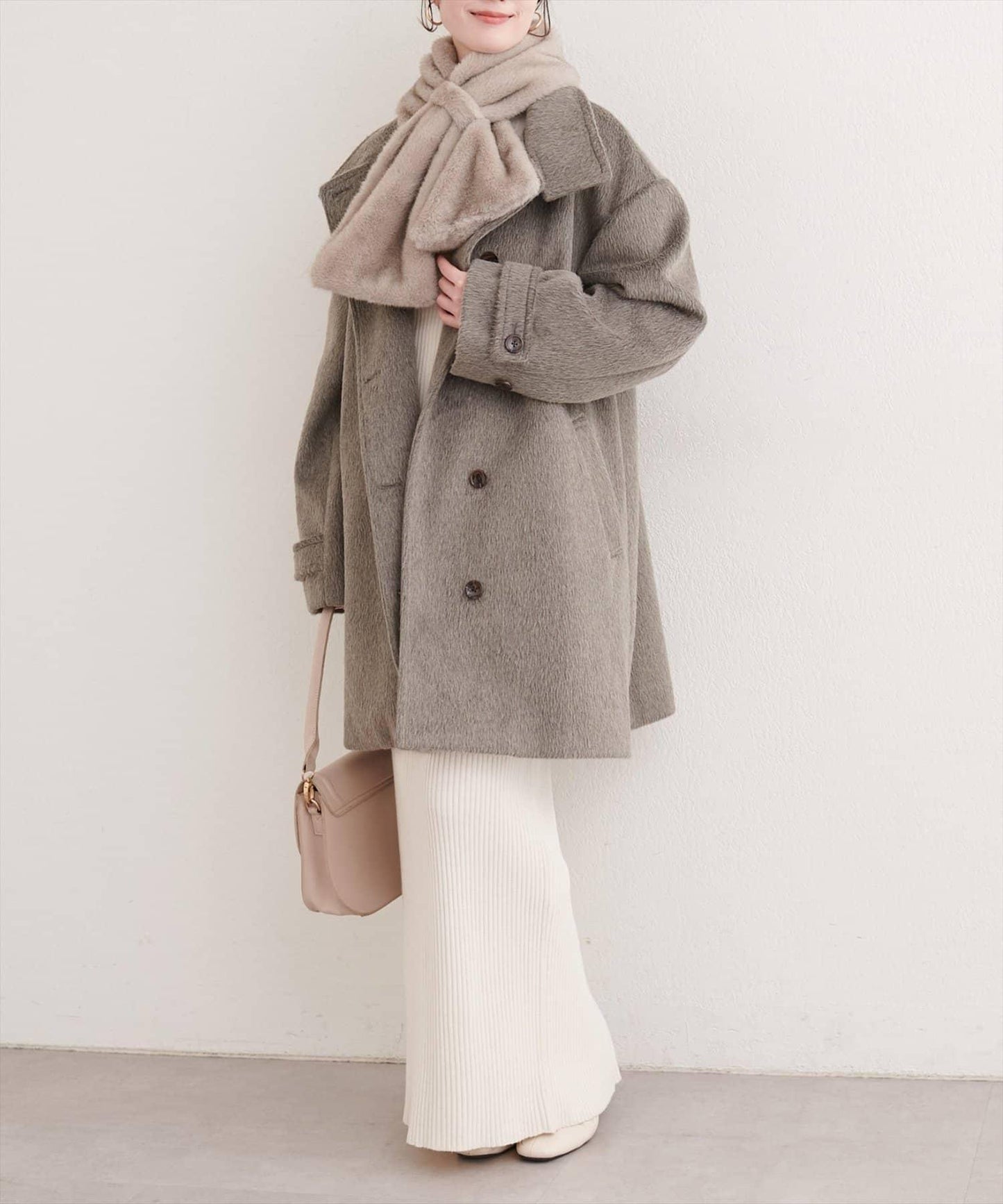 帶圍巾大衣