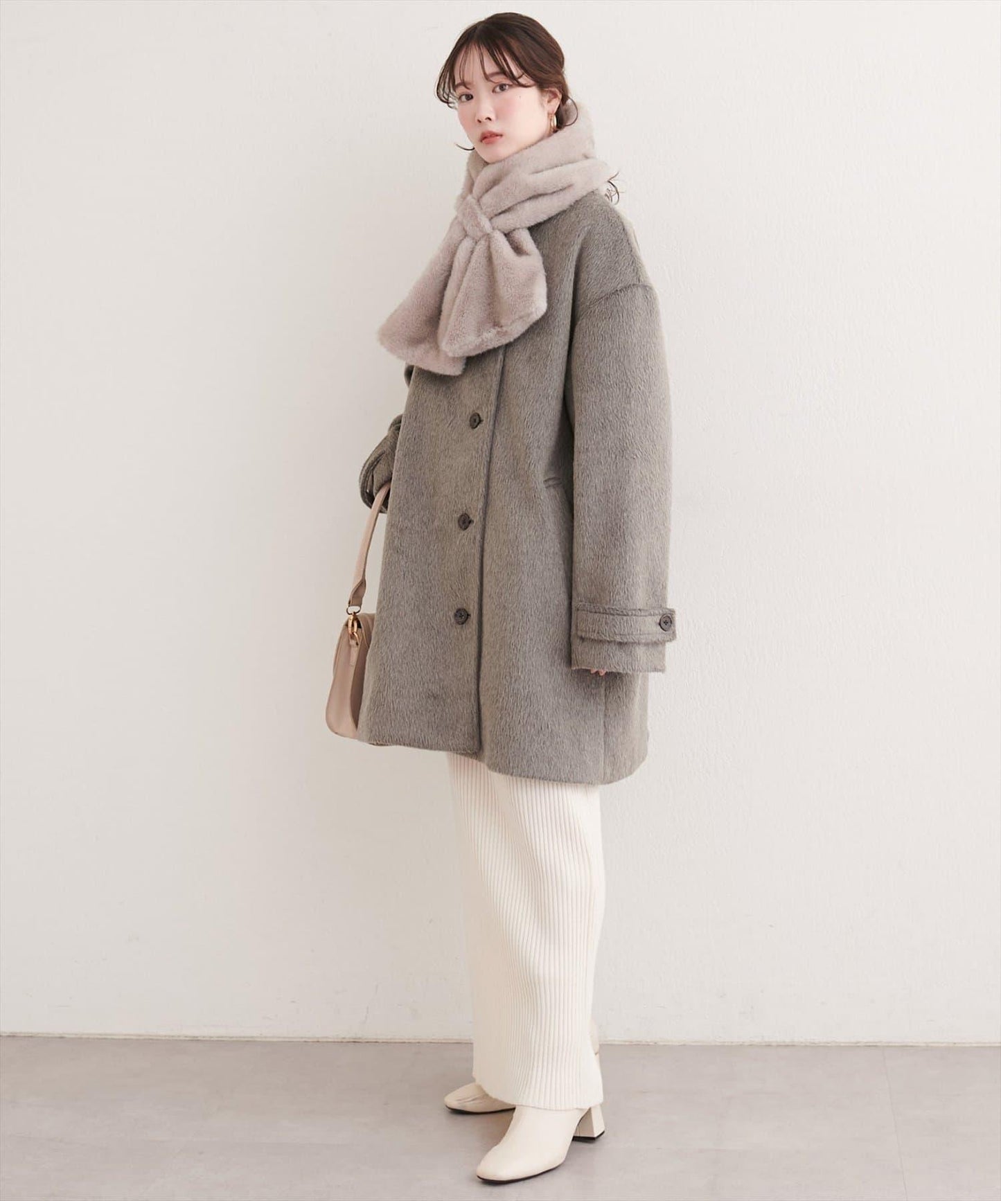 帶圍巾大衣