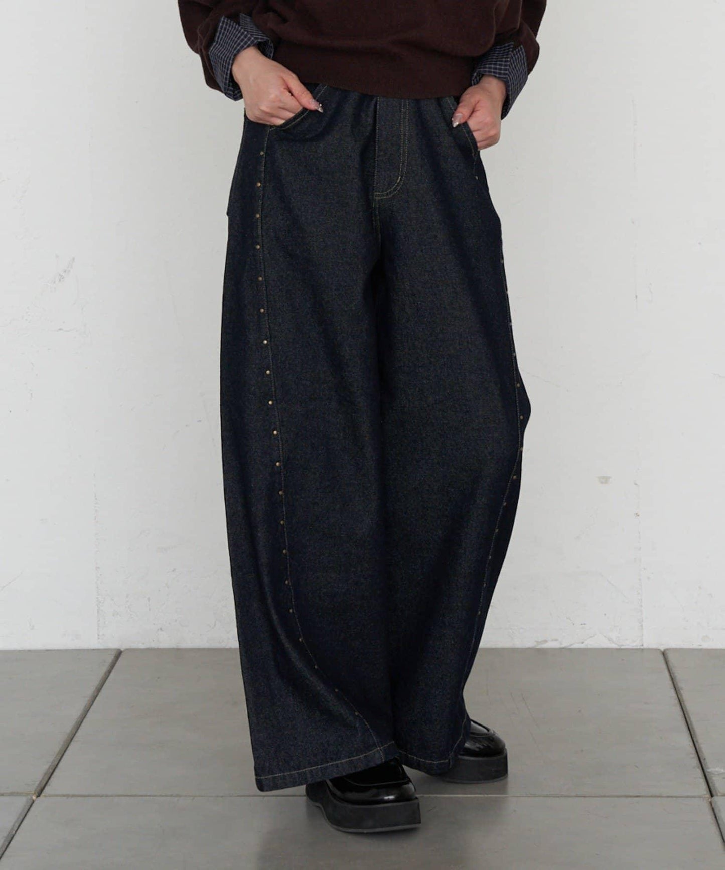 鉚釘裝飾寬鬆牛仔褲