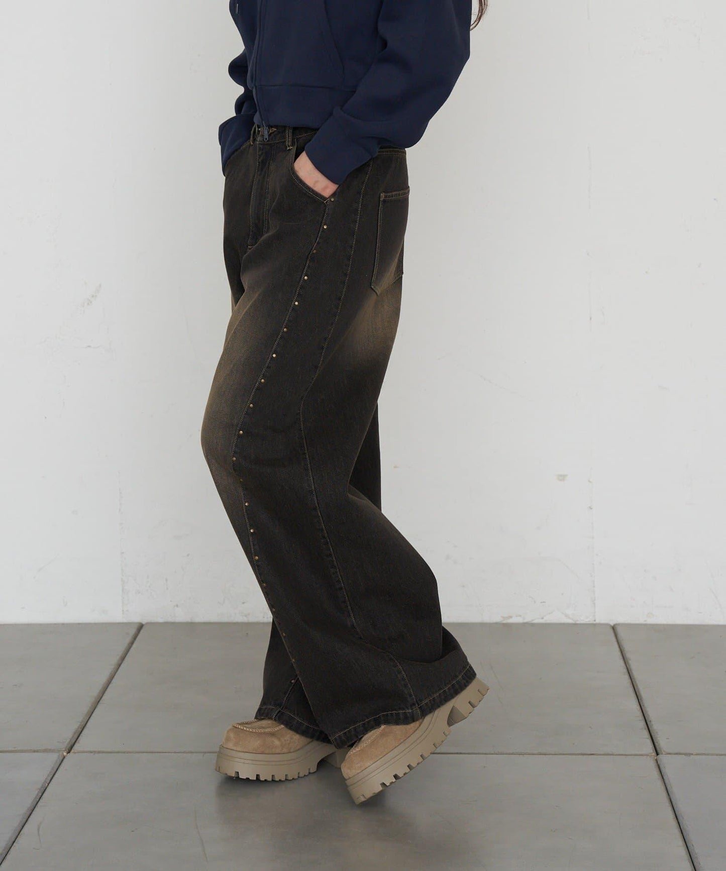 鉚釘裝飾寬鬆牛仔褲