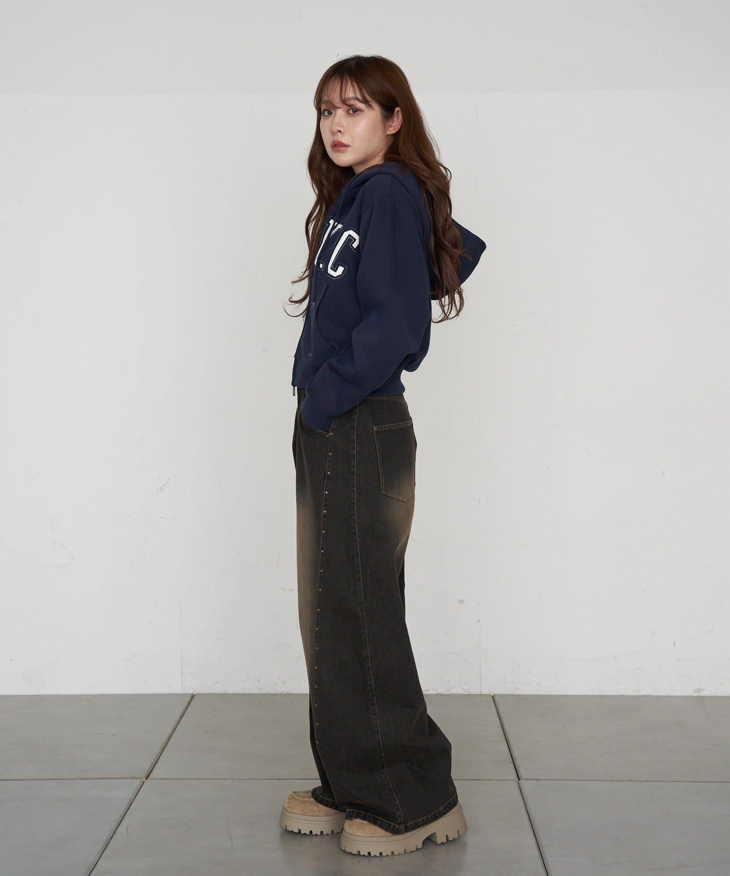 鉚釘裝飾寬鬆牛仔褲