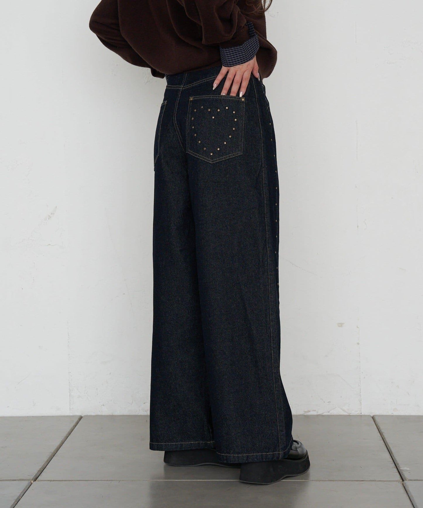 鉚釘裝飾寬鬆牛仔褲