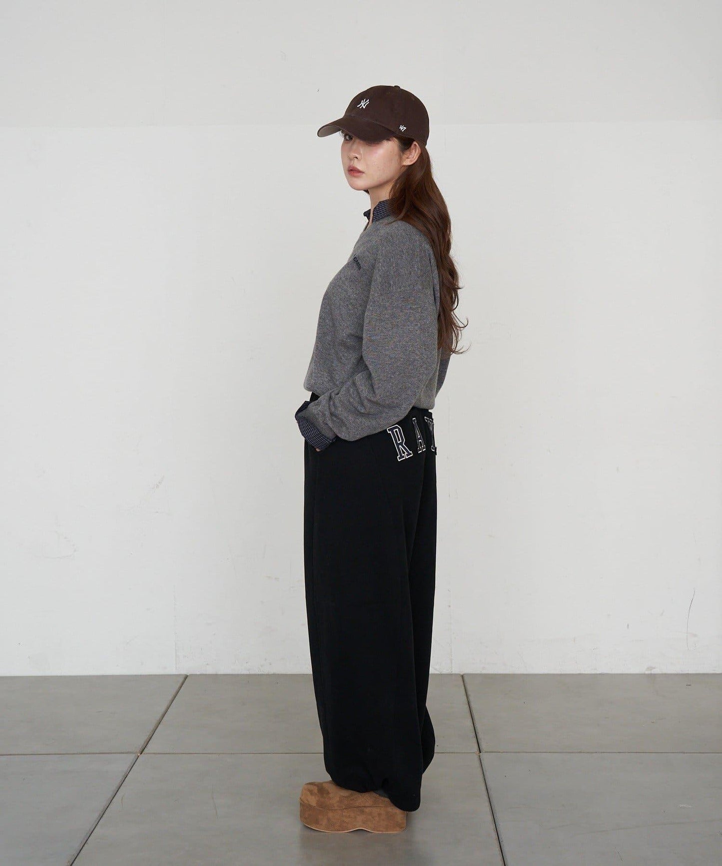 帶領V領刺繡針織衫