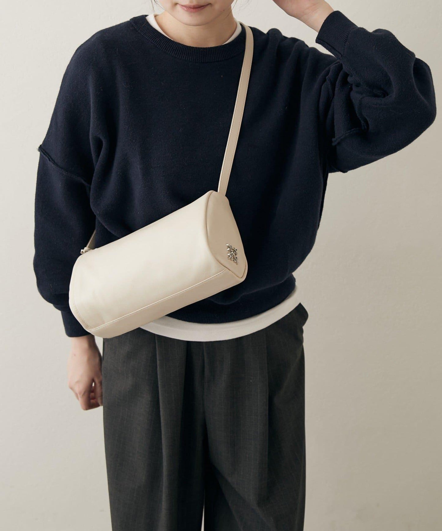 軟皮卷式單肩包