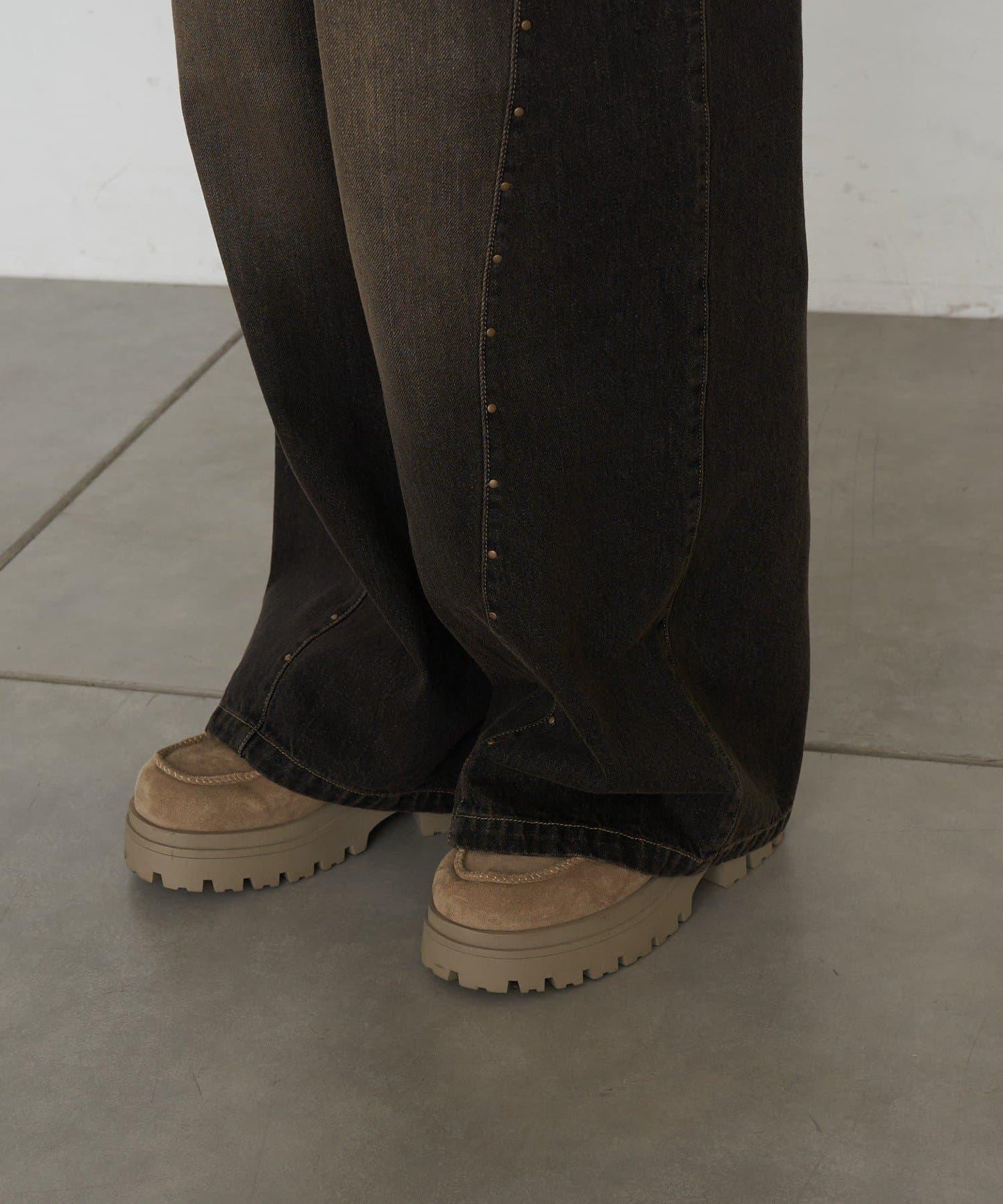 鉚釘裝飾寬鬆牛仔褲