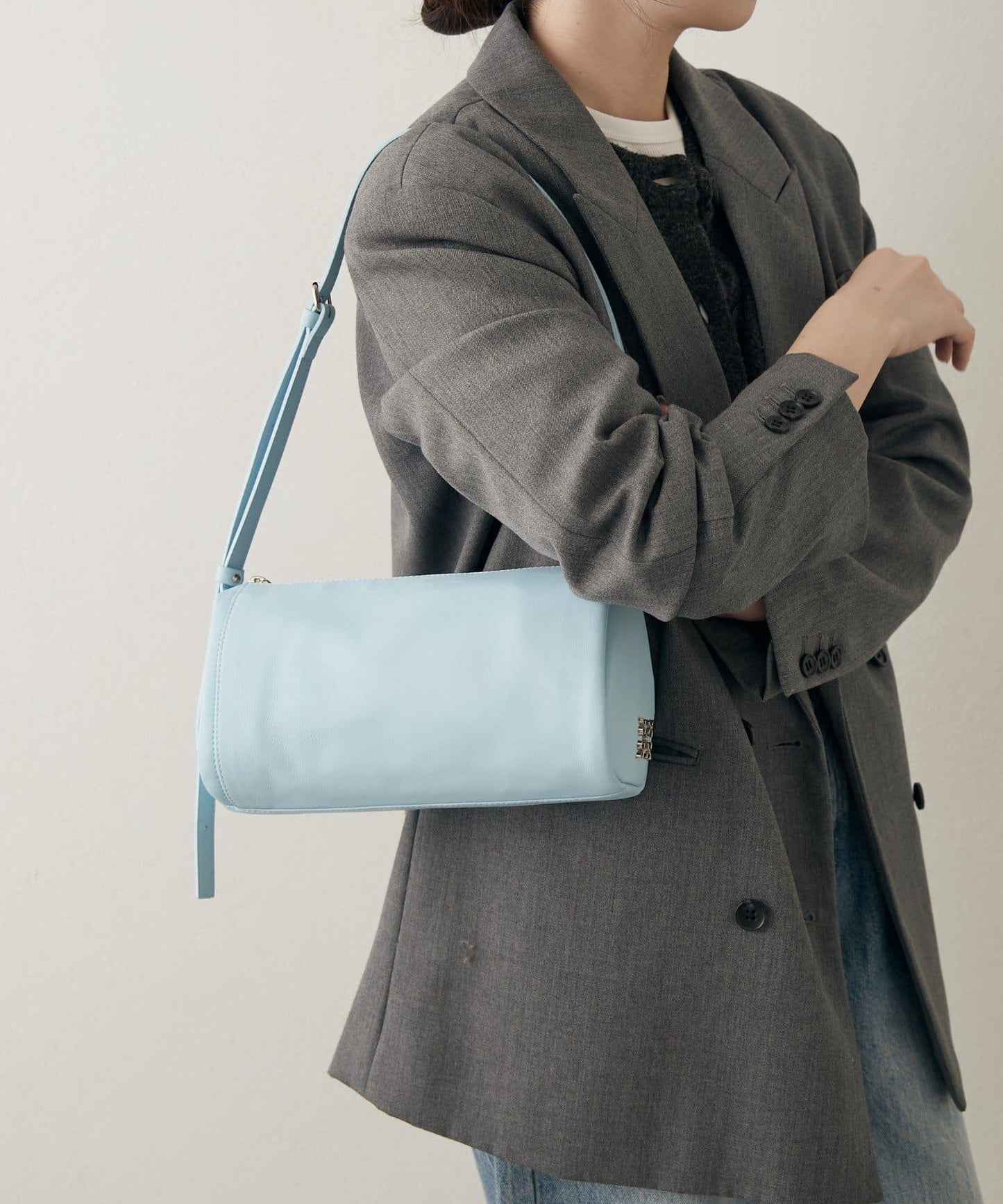 軟皮卷式單肩包