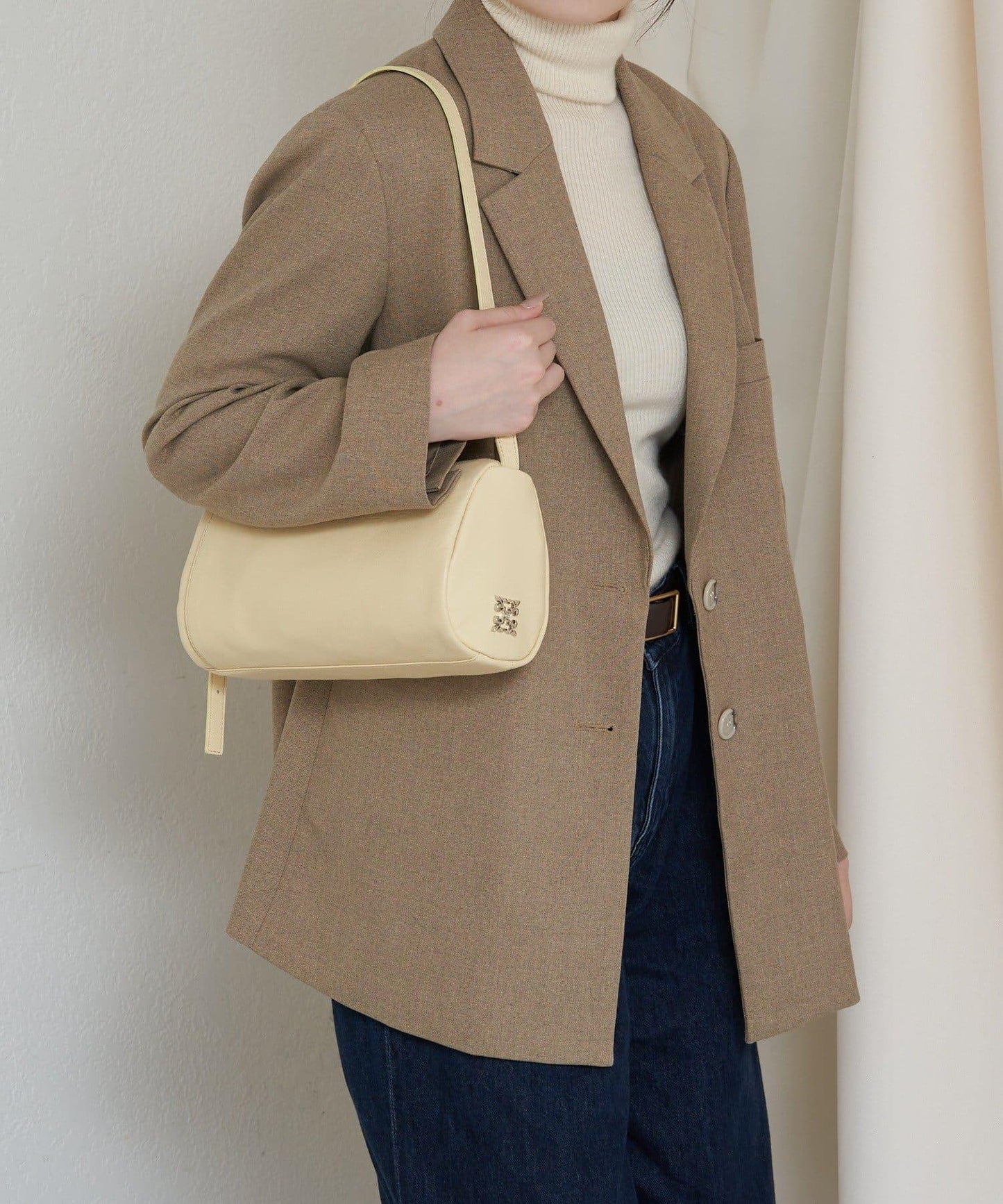 軟皮卷式單肩包