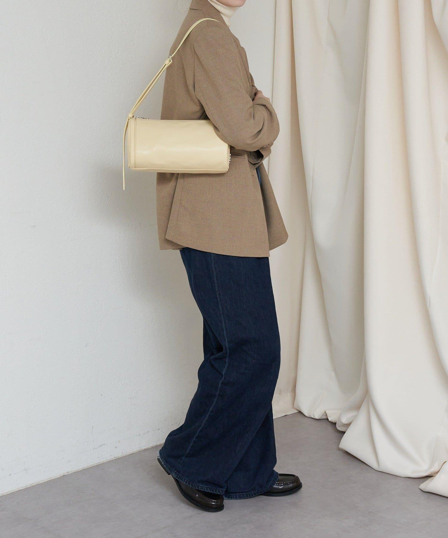 軟皮卷式單肩包