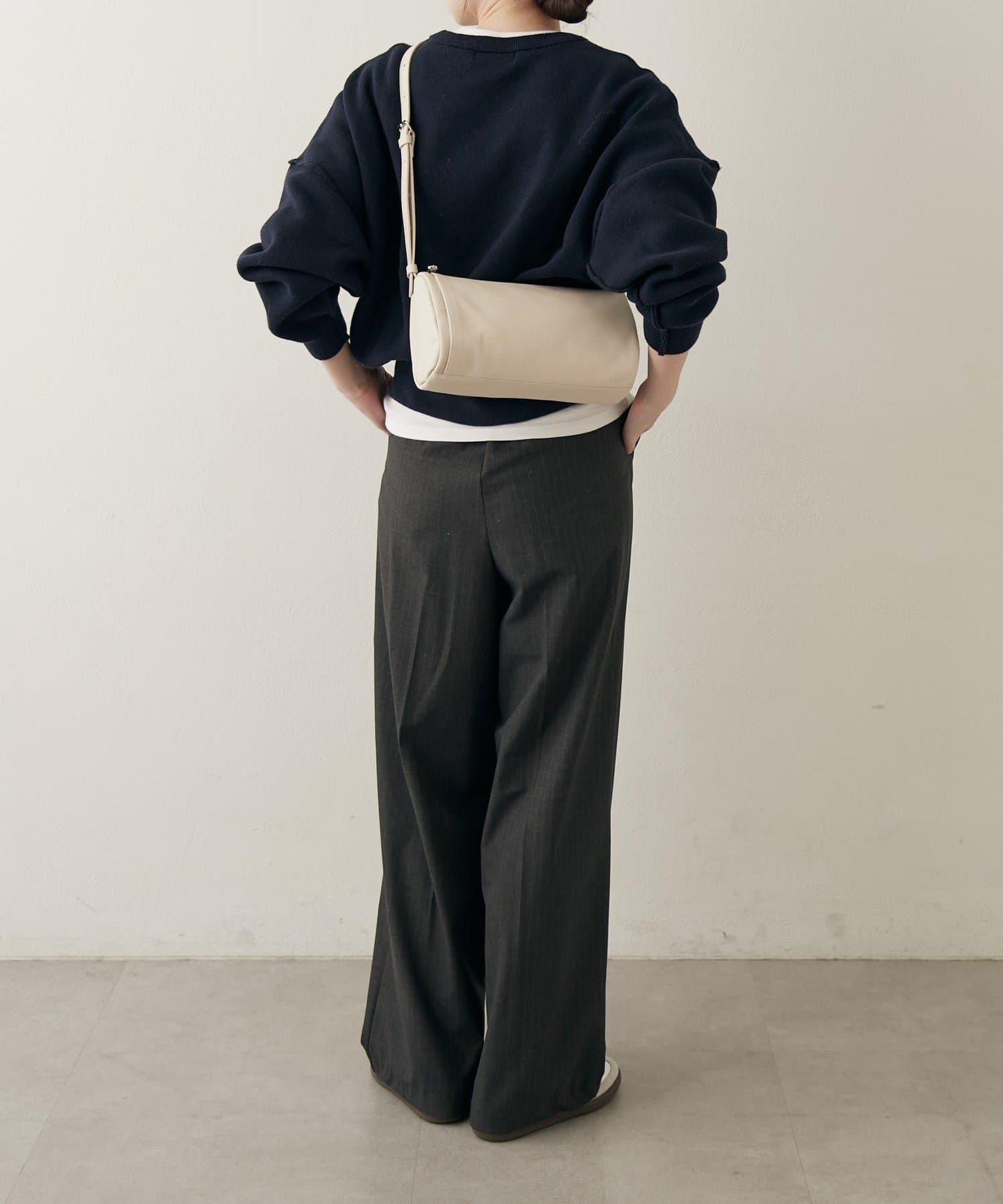 軟皮卷式單肩包