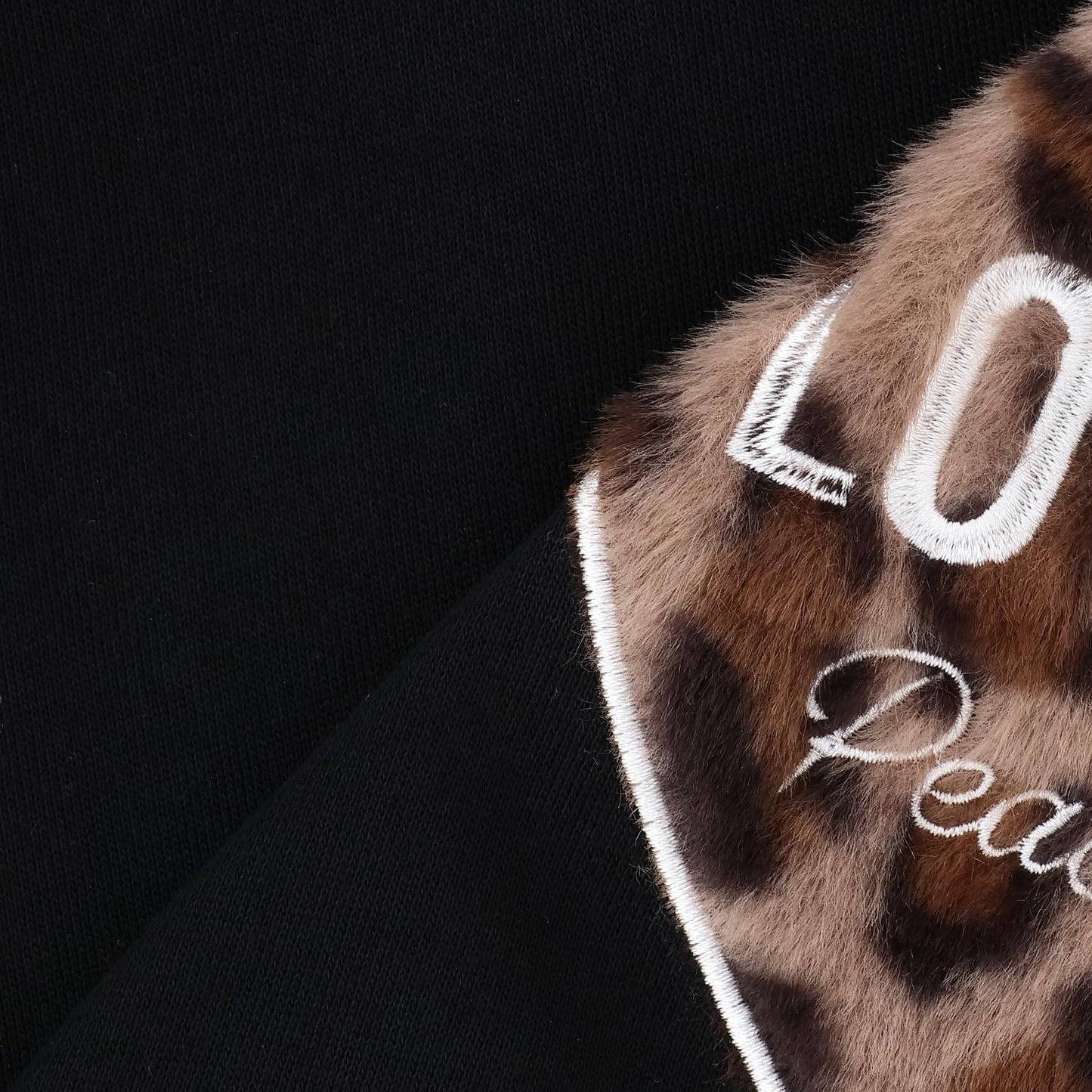 愛心貼布露肩衛衣