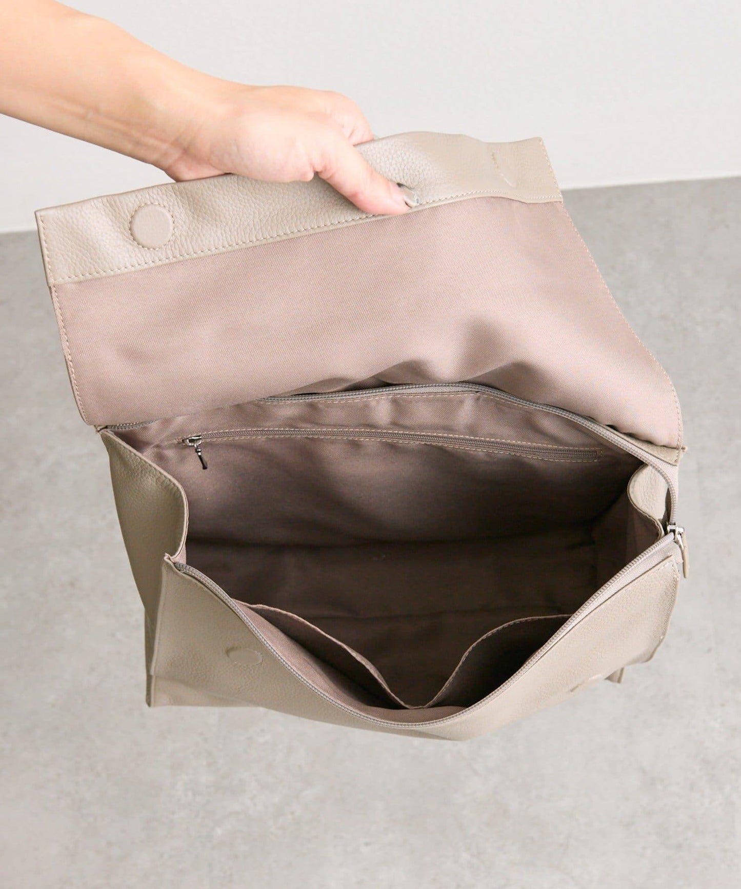 《本革/A4尺寸適用》皮革翻蓋雙肩包