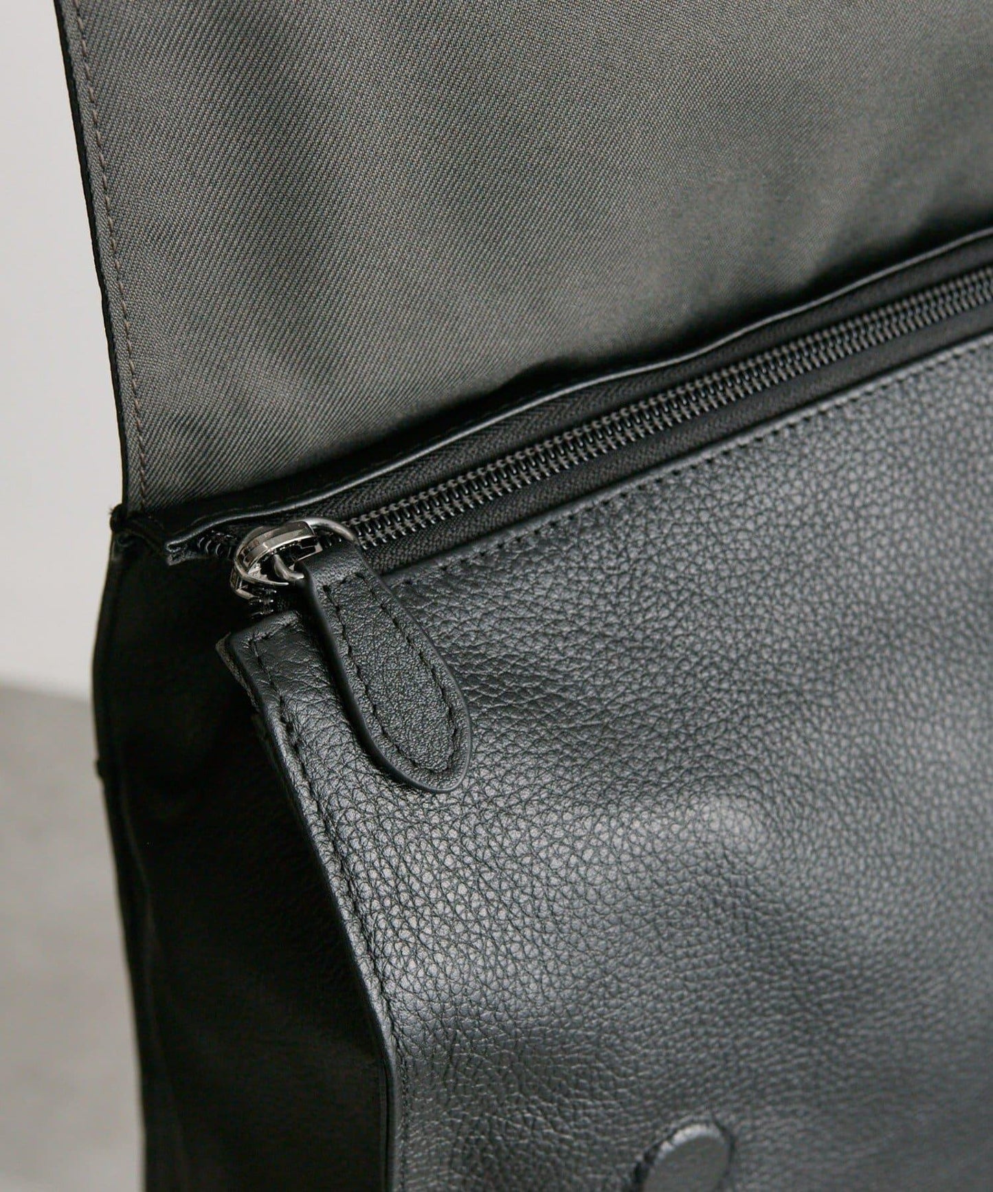 《本革/A4尺寸適用》皮革翻蓋雙肩包