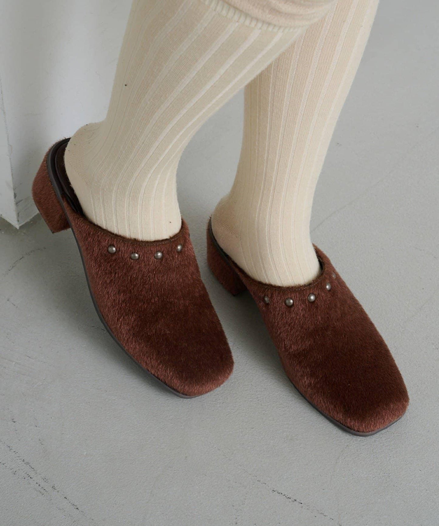 哈拉科拉圓頭鉚釘穆勒鞋