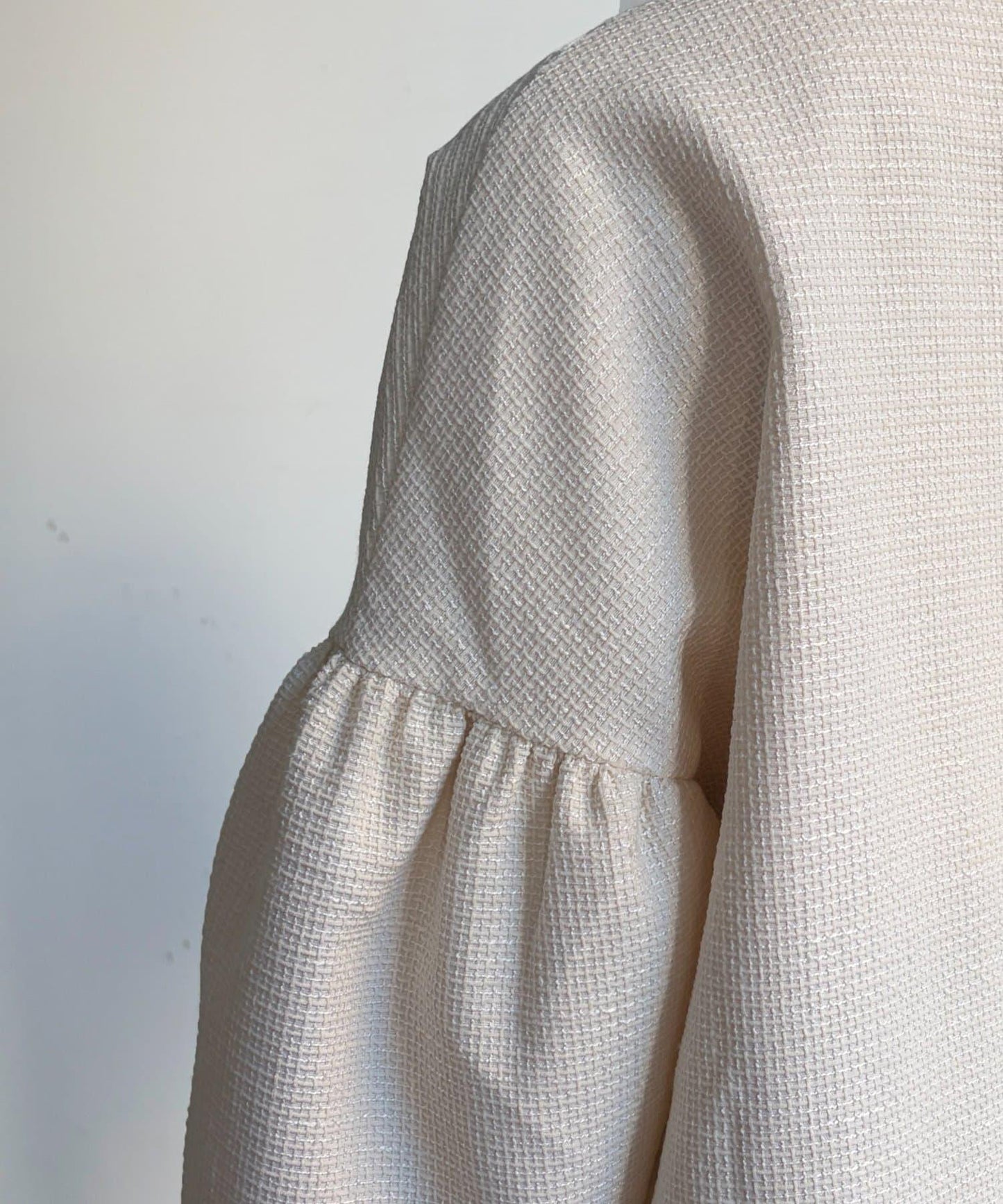 可用於正式場合的喇叭袖花呢夾克