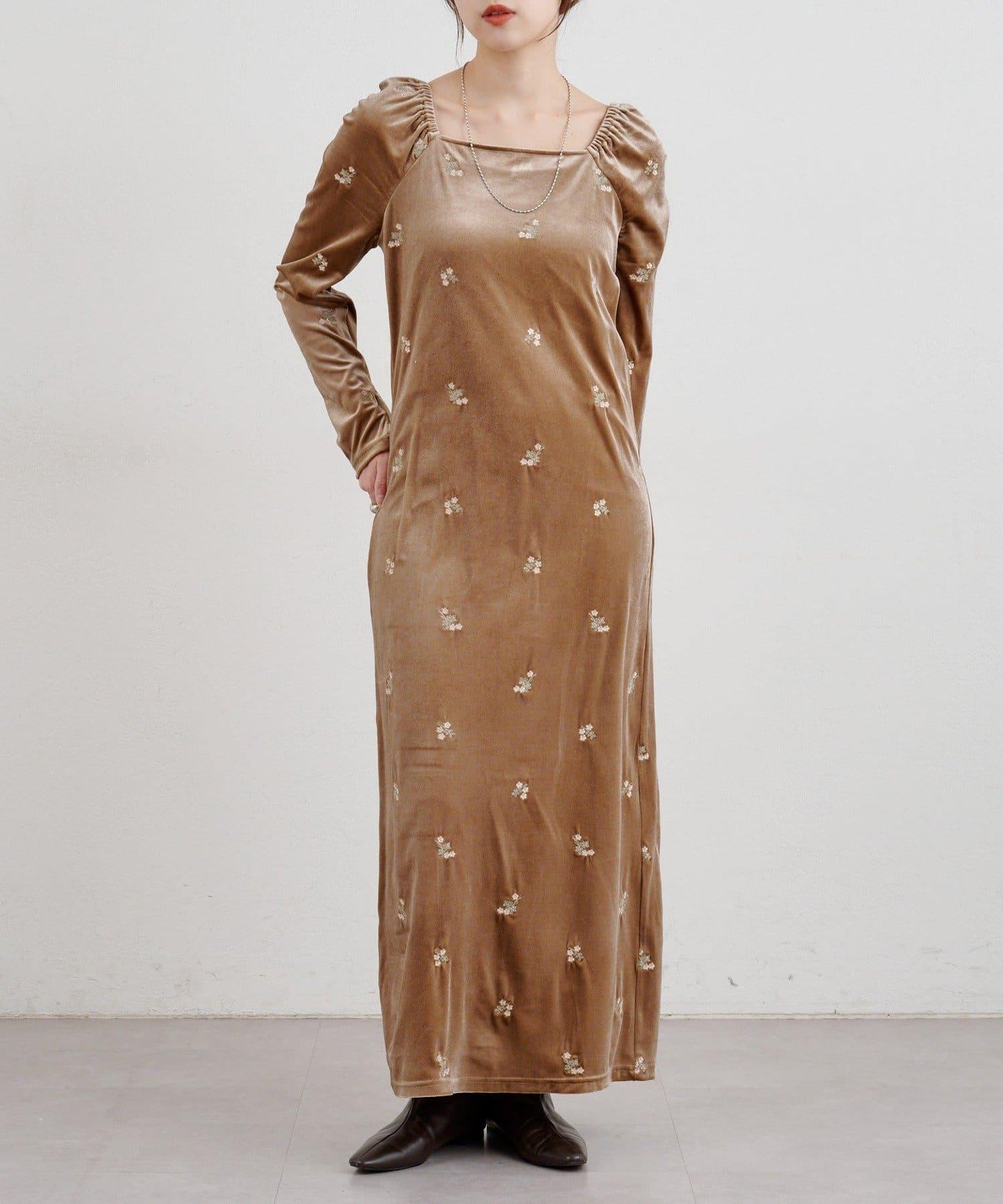 天鵝絨刺繡連衣裙