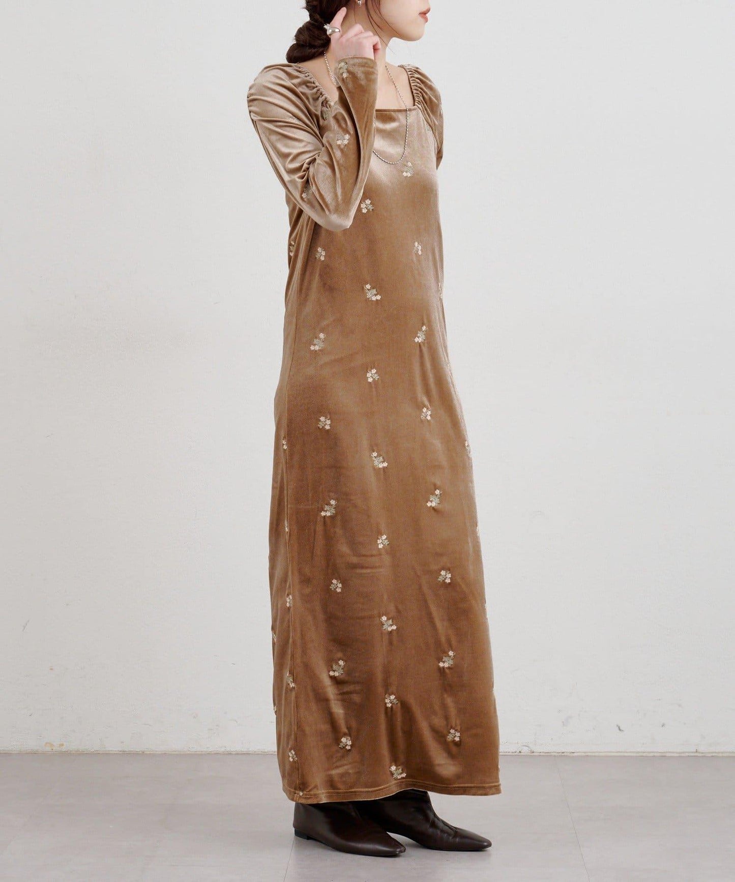 天鵝絨刺繡連衣裙